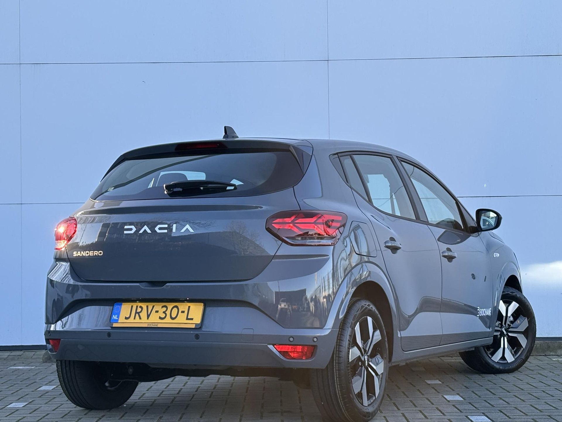 Dacia Sandero met kenteken JRV-30-L – achteraanzicht