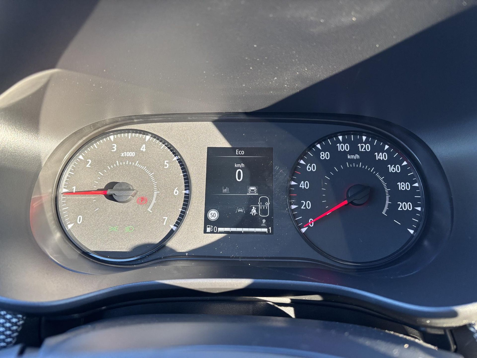 Dacia Sandero met kenteken JRV-30-L – dashboard