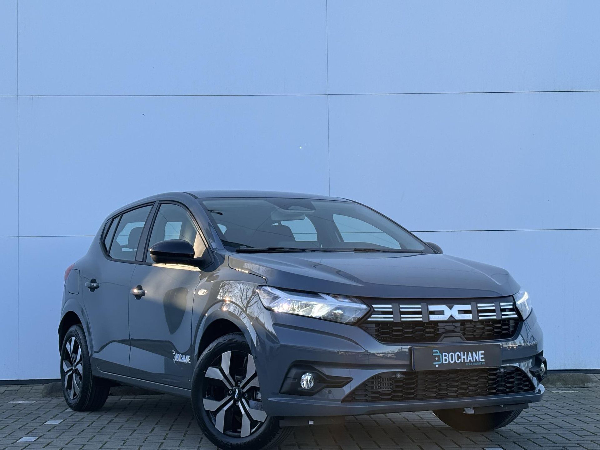 Dacia Sandero met kenteken JRV-30-L – detailfoto