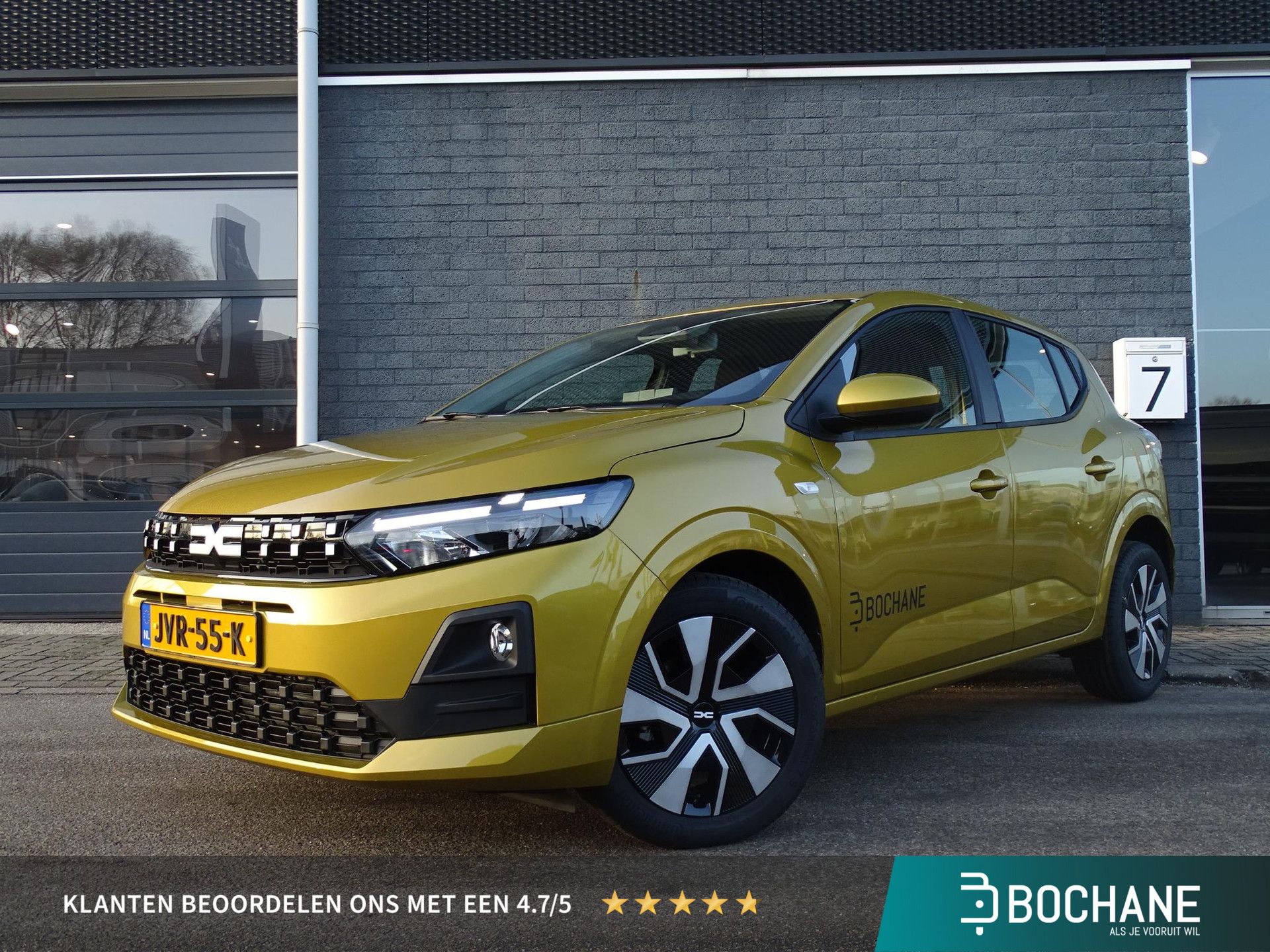 Dacia Sandero met kenteken JVR-55-K – vooraanzicht