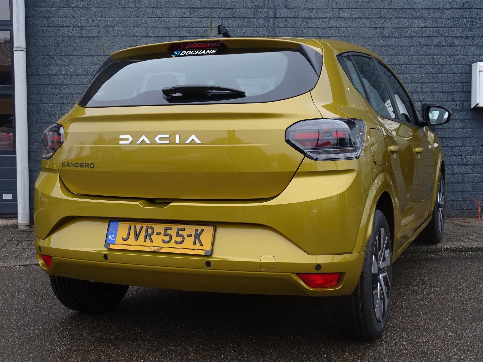 Dacia Sandero met kenteken JVR-55-K – achteraanzicht
