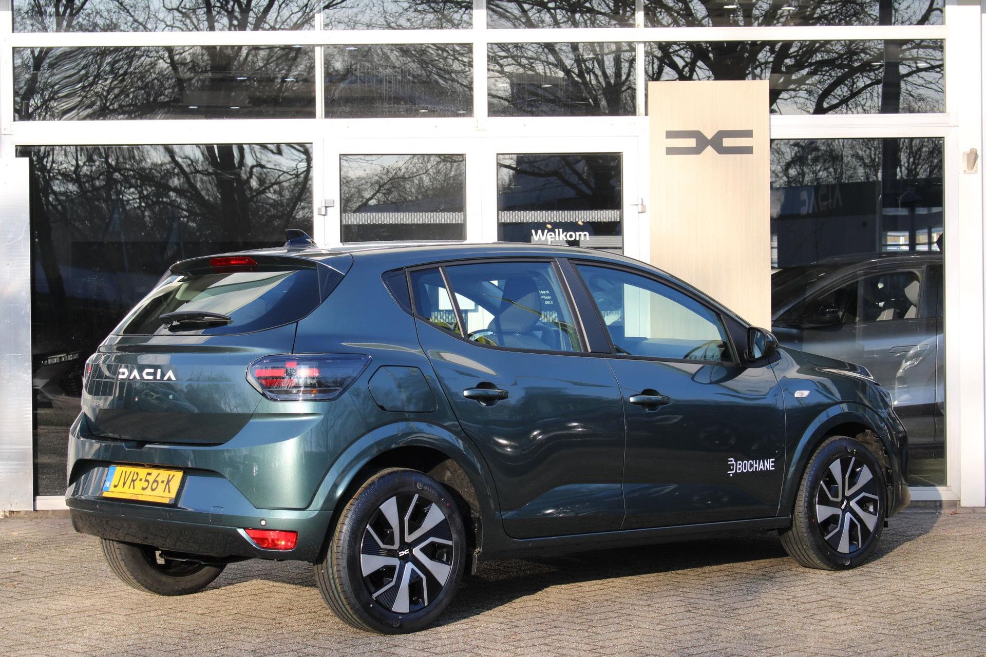 Dacia Sandero met kenteken JVR-56-K – achteraanzicht