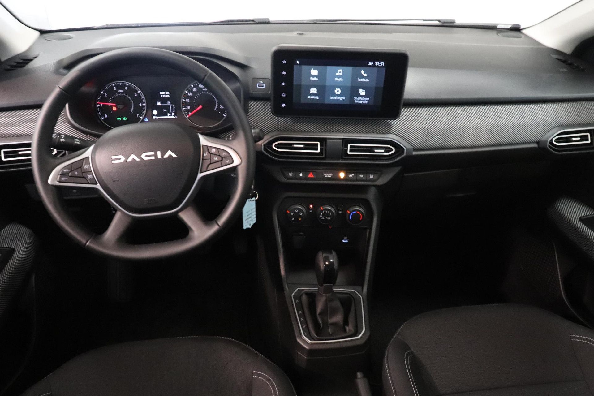 Dacia Sandero met kenteken KFL-27-R – interieur