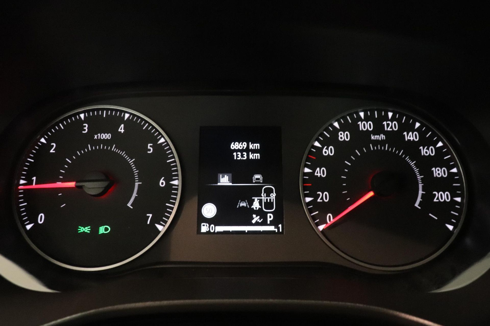Dacia Sandero met kenteken KFL-27-R – dashboard