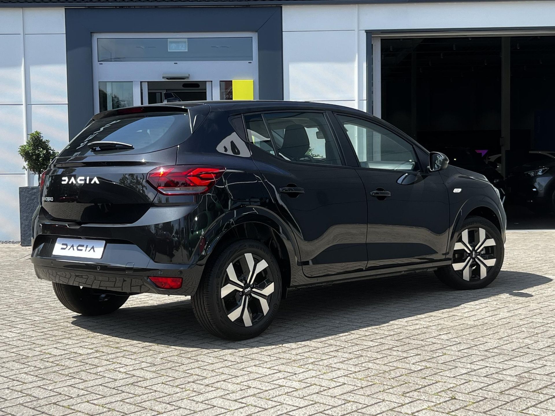 Dacia Sandero met kenteken KKG-33-S – achteraanzicht