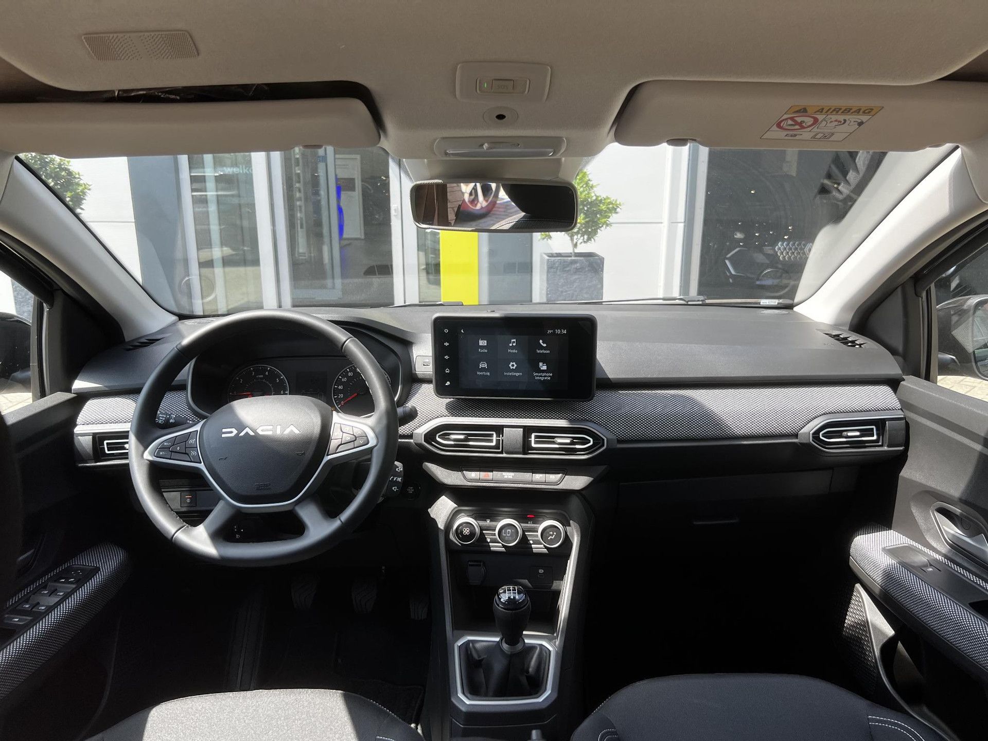 Dacia Sandero met kenteken KKG-33-S – interieur