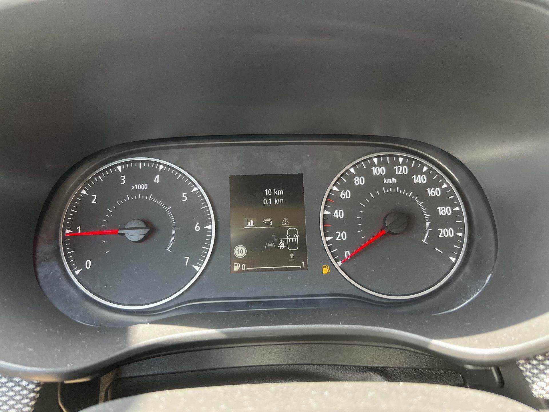 Dacia Sandero met kenteken KKG-33-S – dashboard
