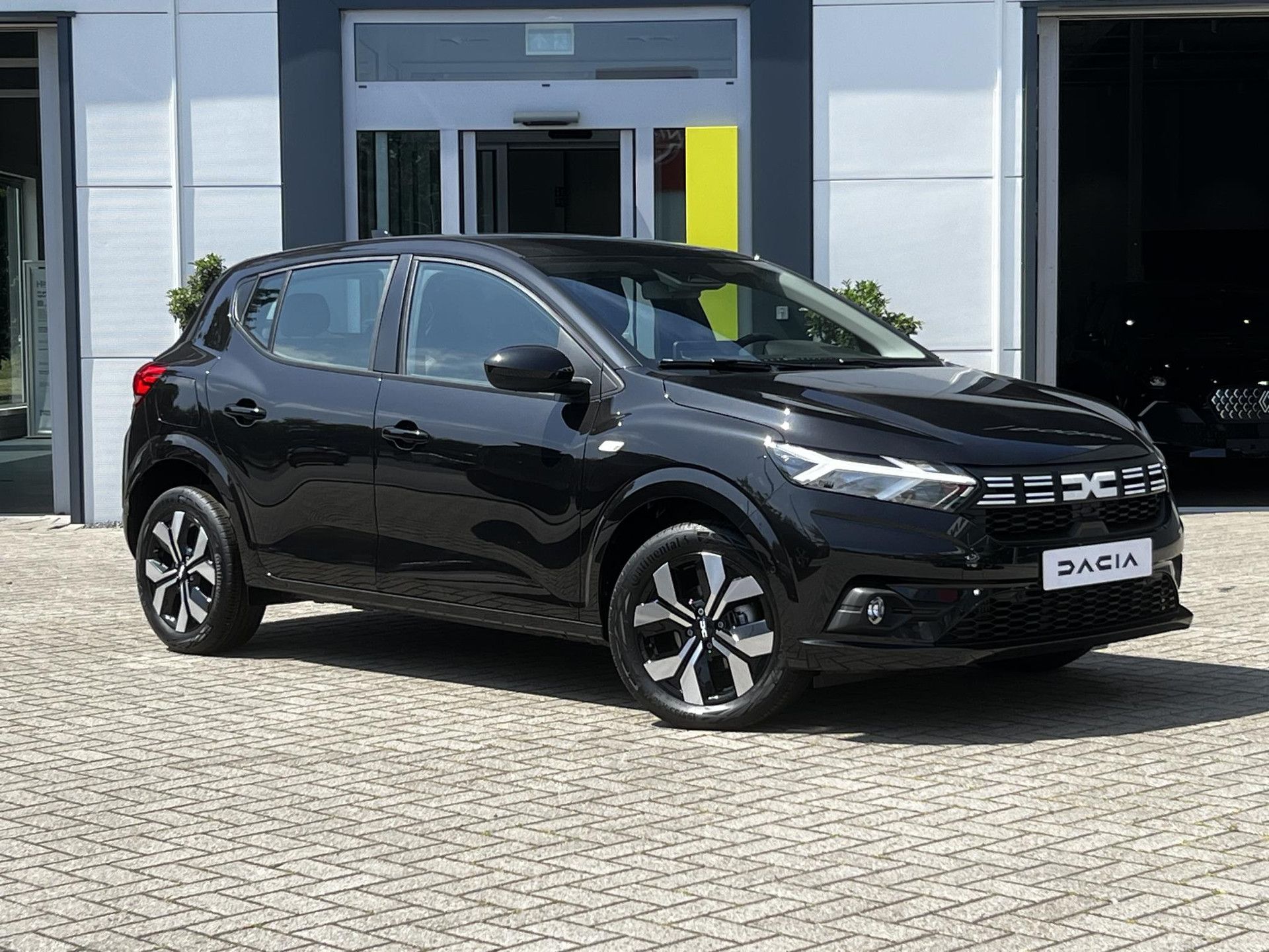 Dacia Sandero met kenteken KKG-33-S – detailfoto