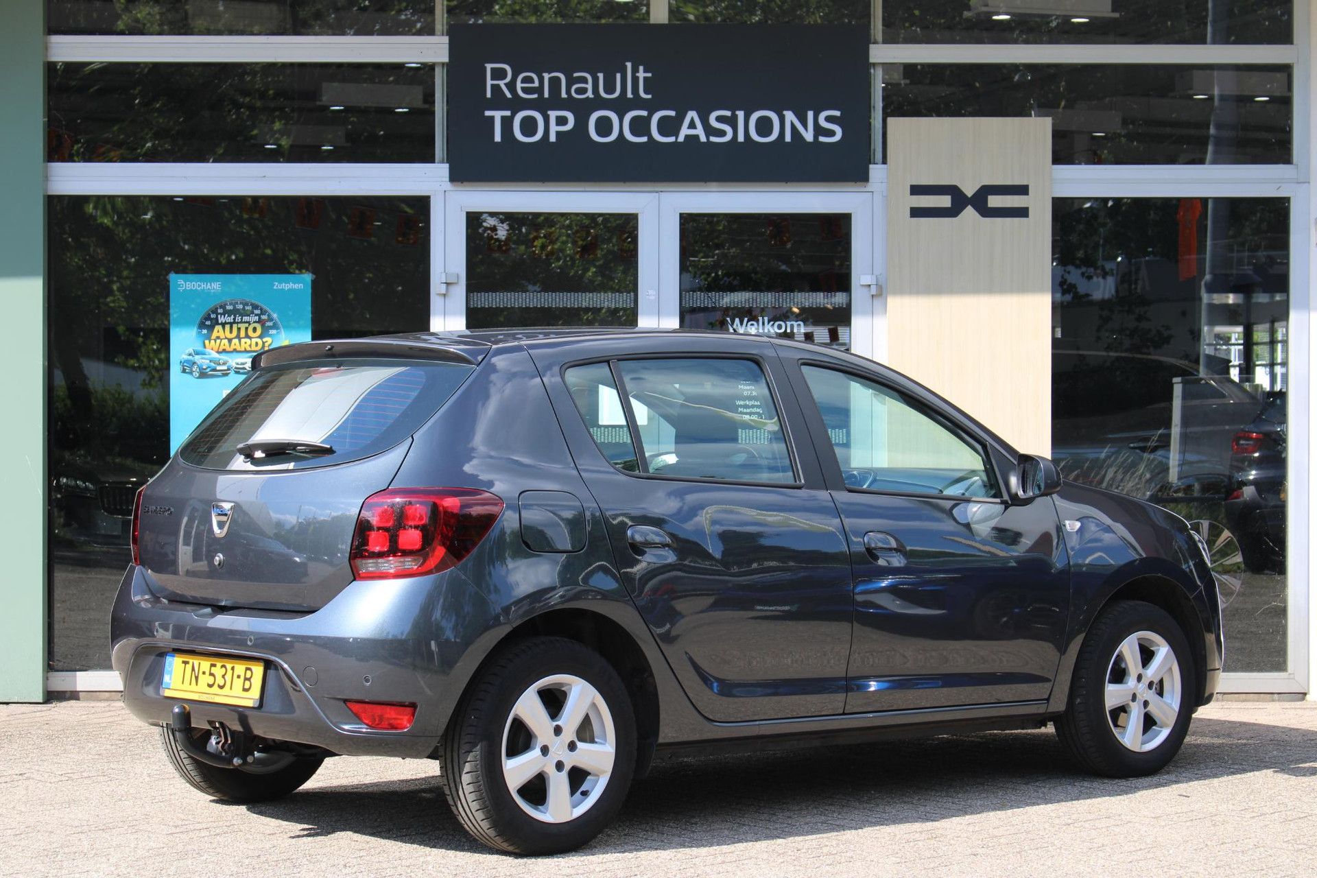 Dacia Sandero met kenteken TN-531-B – achteraanzicht