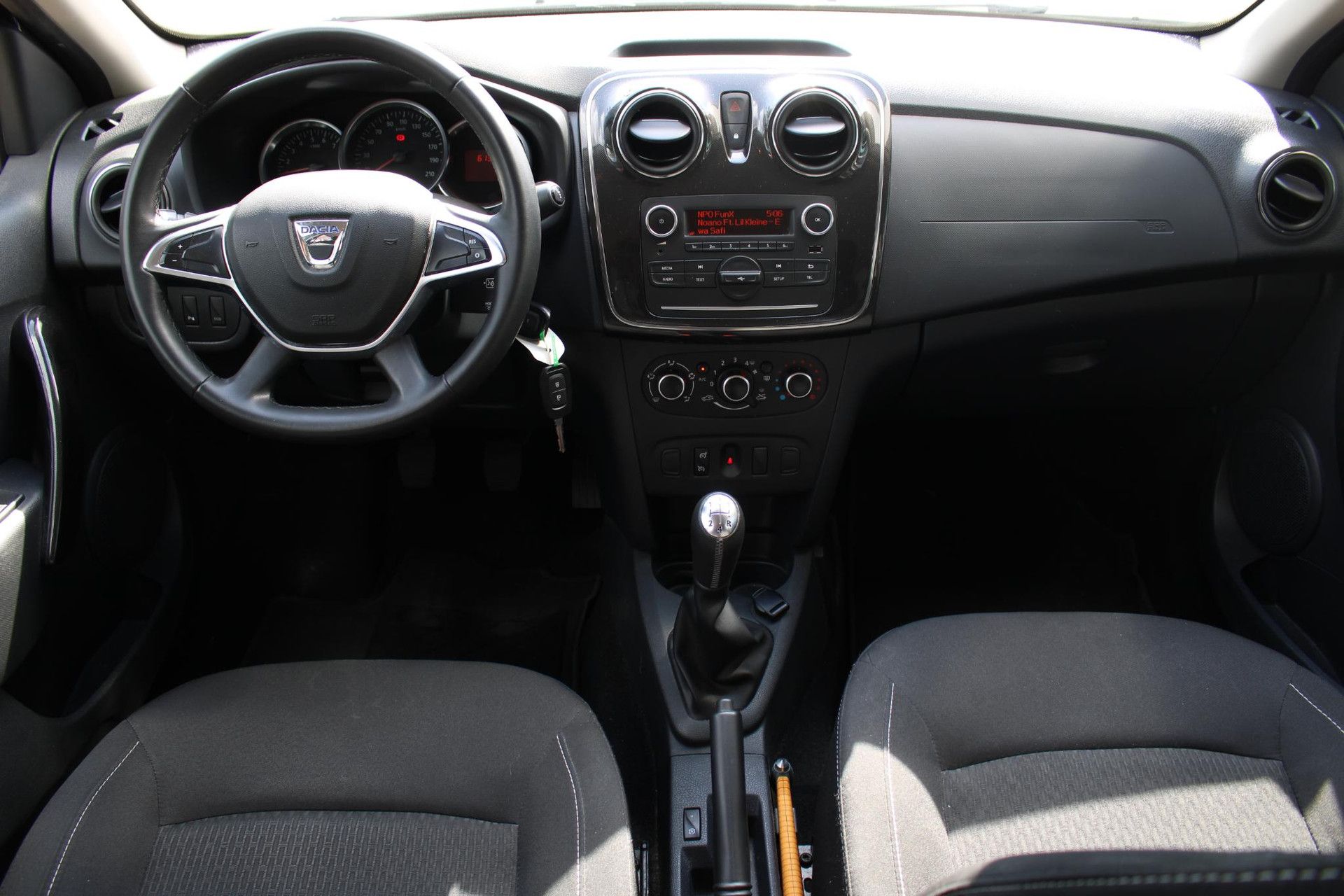 Dacia Sandero met kenteken TN-531-B – interieur