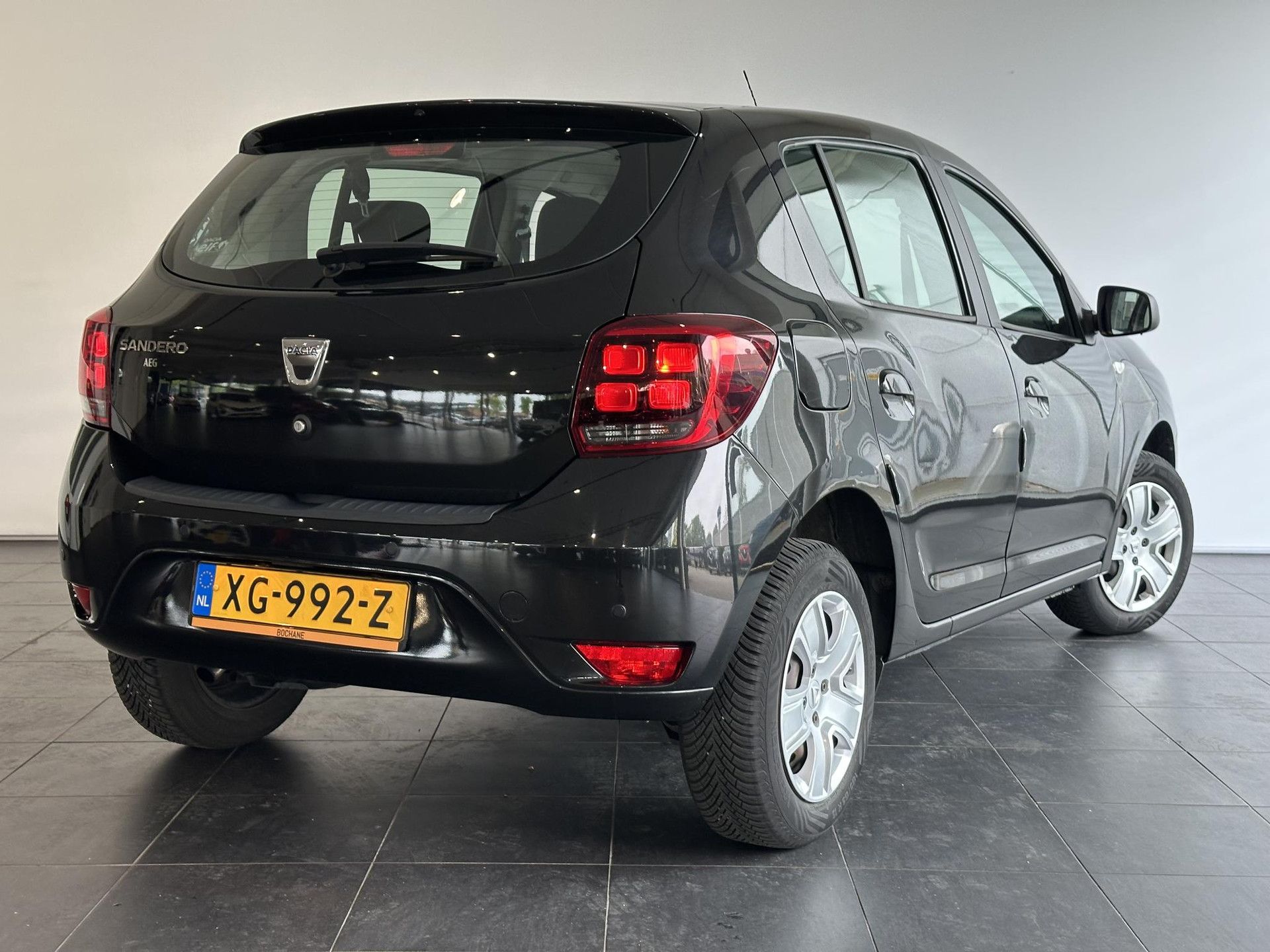 Dacia Sandero met kenteken XG-992-Z – achteraanzicht