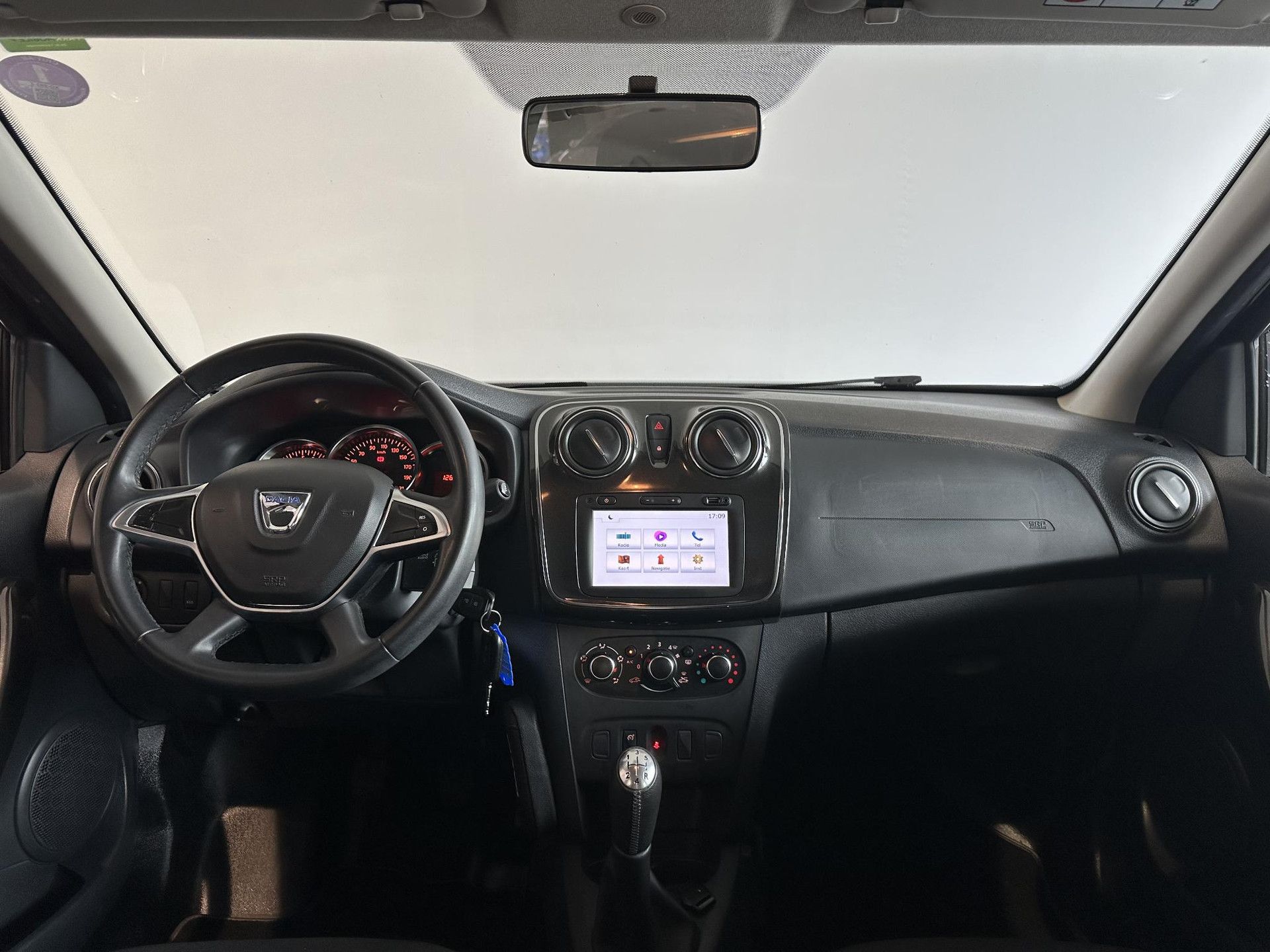 Dacia Sandero met kenteken XG-992-Z – interieur