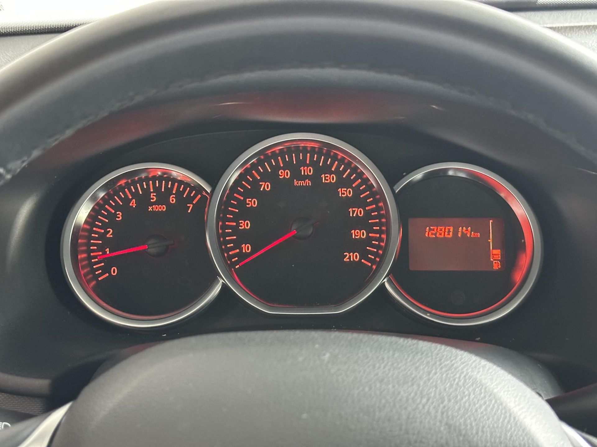 Dacia Sandero met kenteken XG-992-Z – dashboard