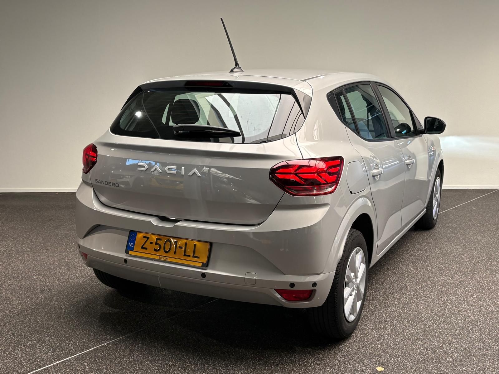 Dacia Sandero met kenteken Z-501-LL – achteraanzicht