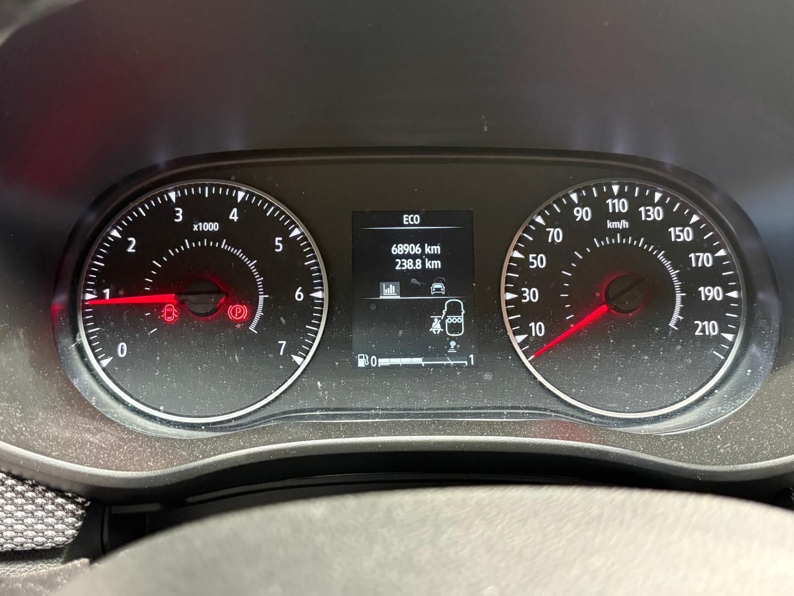 Dacia Sandero met kenteken Z-501-LL – dashboard