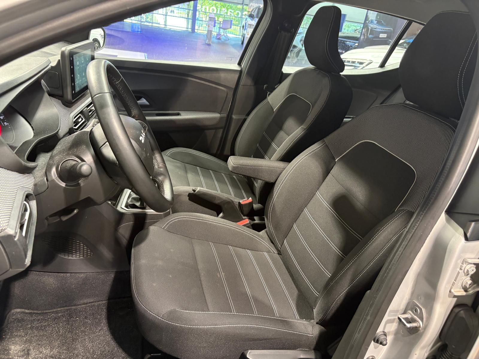 Dacia Sandero met kenteken Z-501-LL – detailfoto
