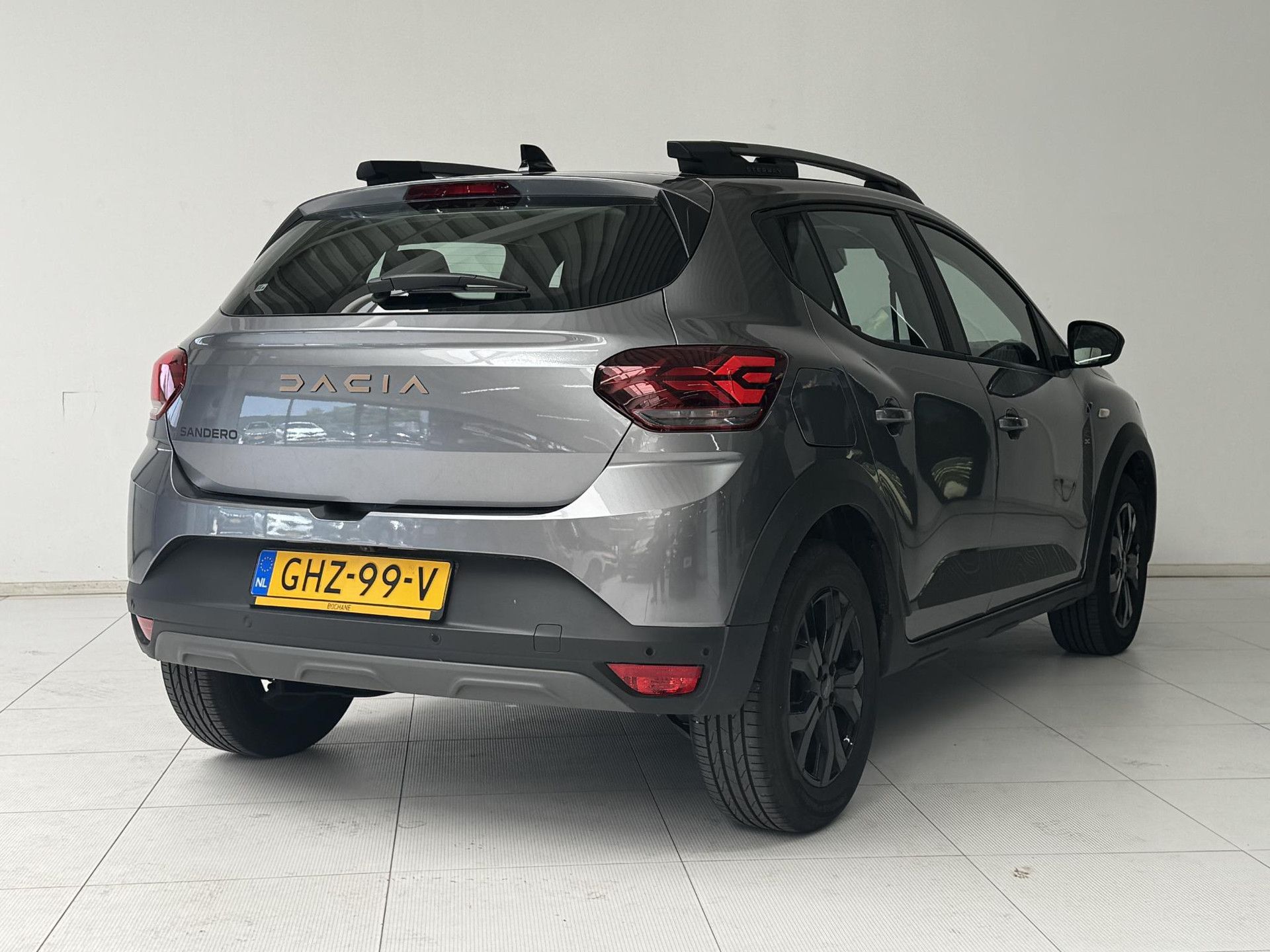 Dacia SanderoStepway met kenteken GHZ-99-V – achteraanzicht