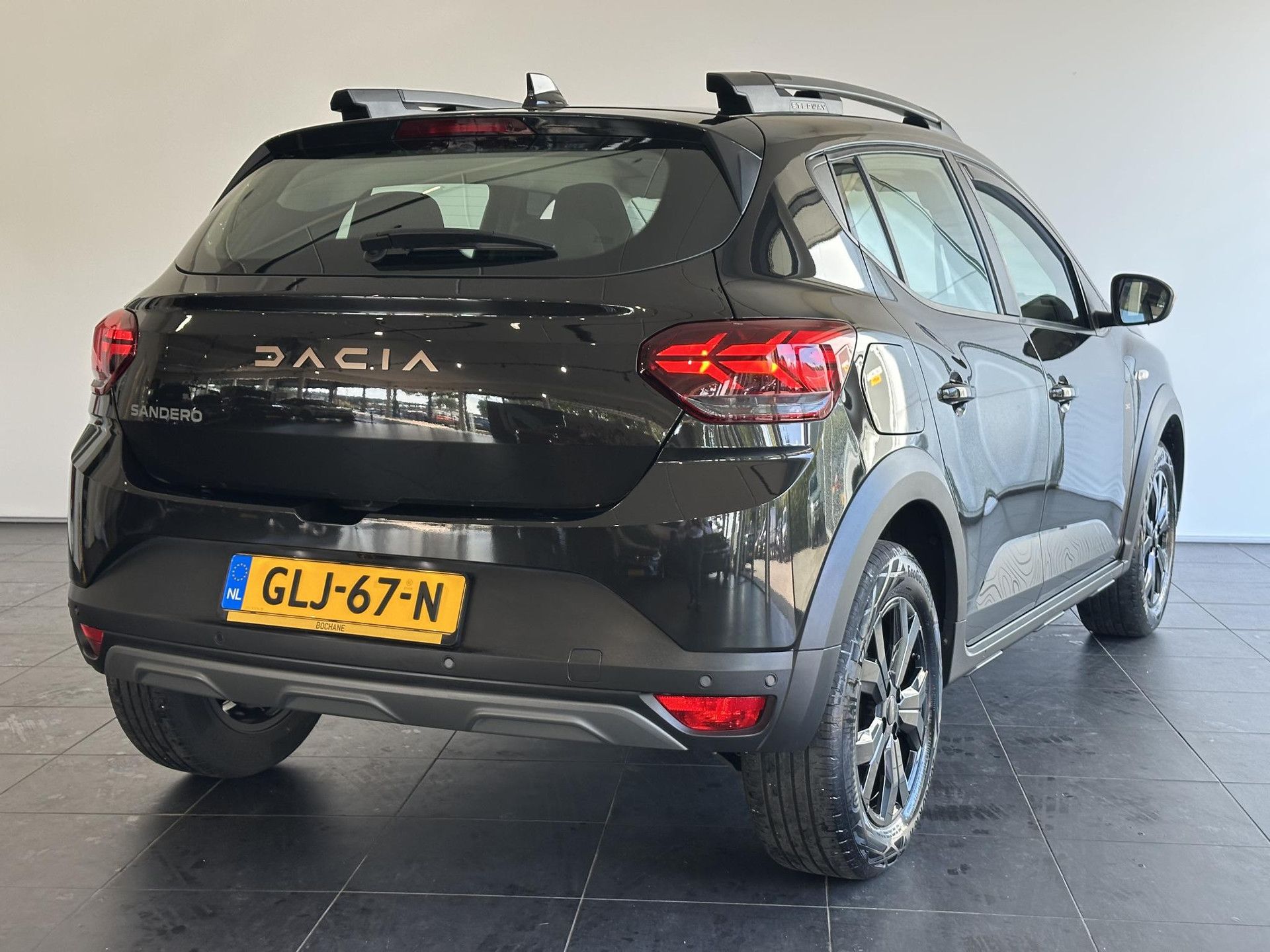Dacia SanderoStepway met kenteken GLJ-67-N – achteraanzicht
