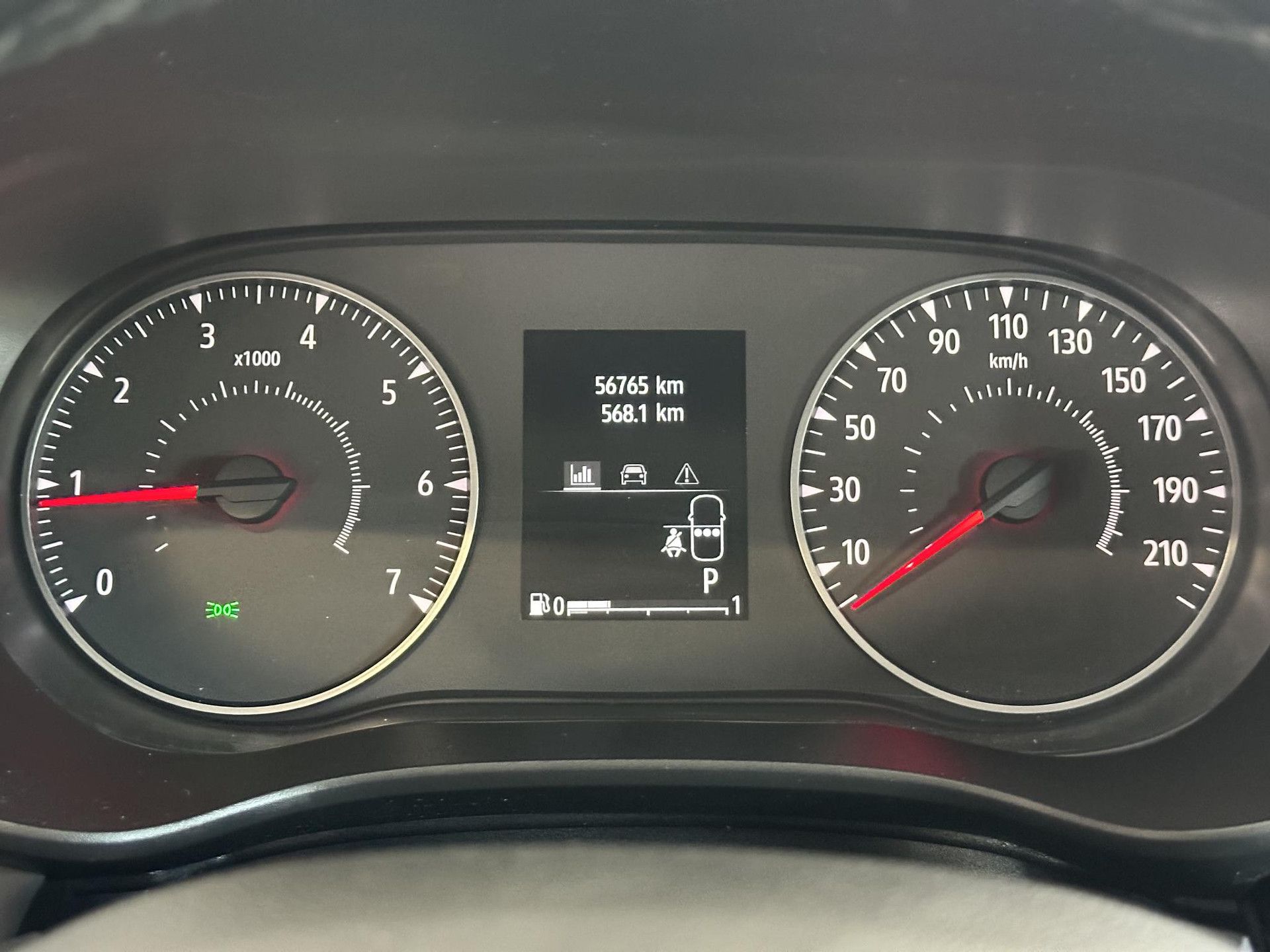 Dacia SanderoStepway met kenteken GLJ-67-N – dashboard