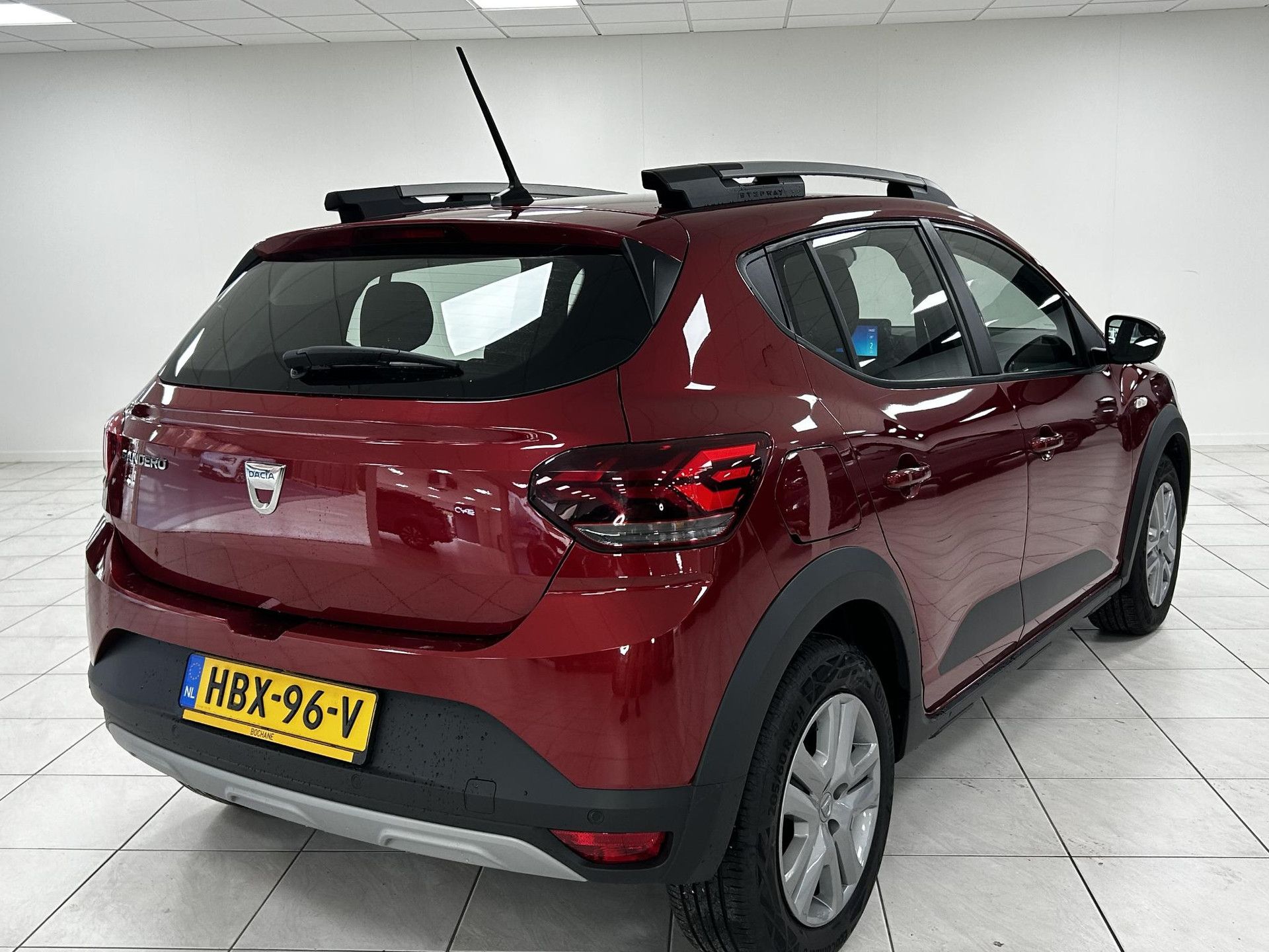 Dacia SanderoStepway met kenteken HBX-96-V – achteraanzicht