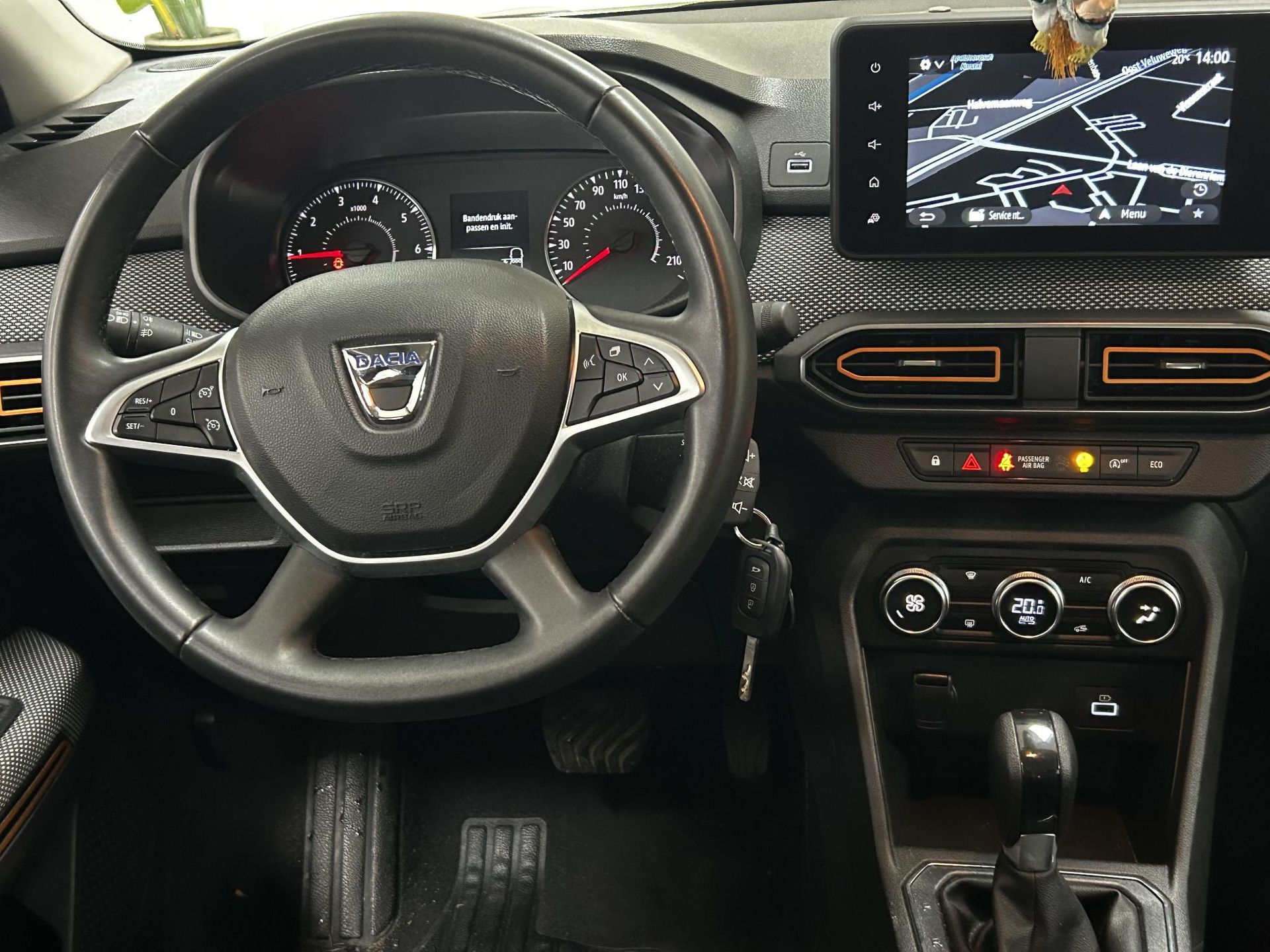 Dacia SanderoStepway met kenteken HBX-96-V – interieur