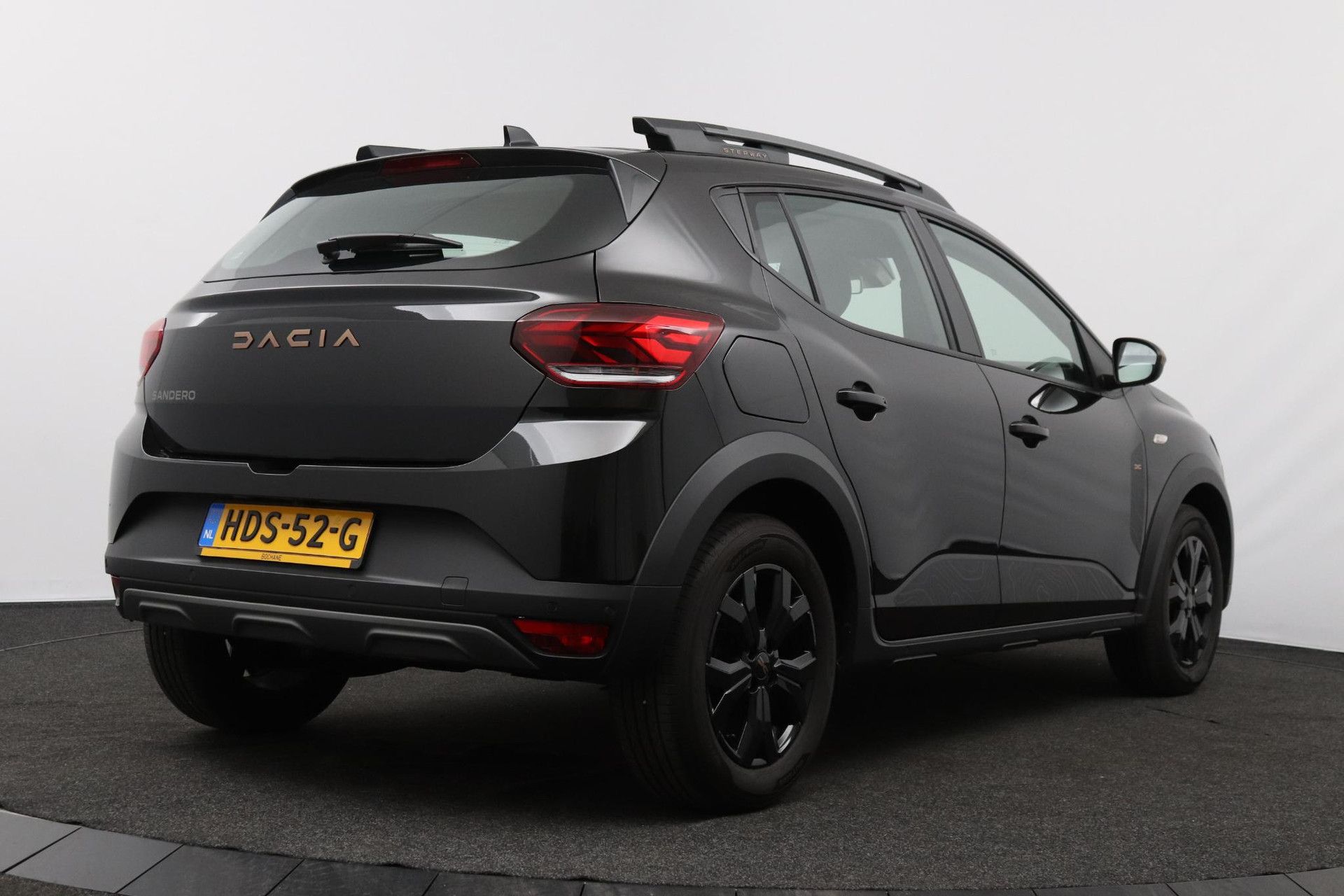 Dacia SanderoStepway met kenteken HDS-52-G – achteraanzicht