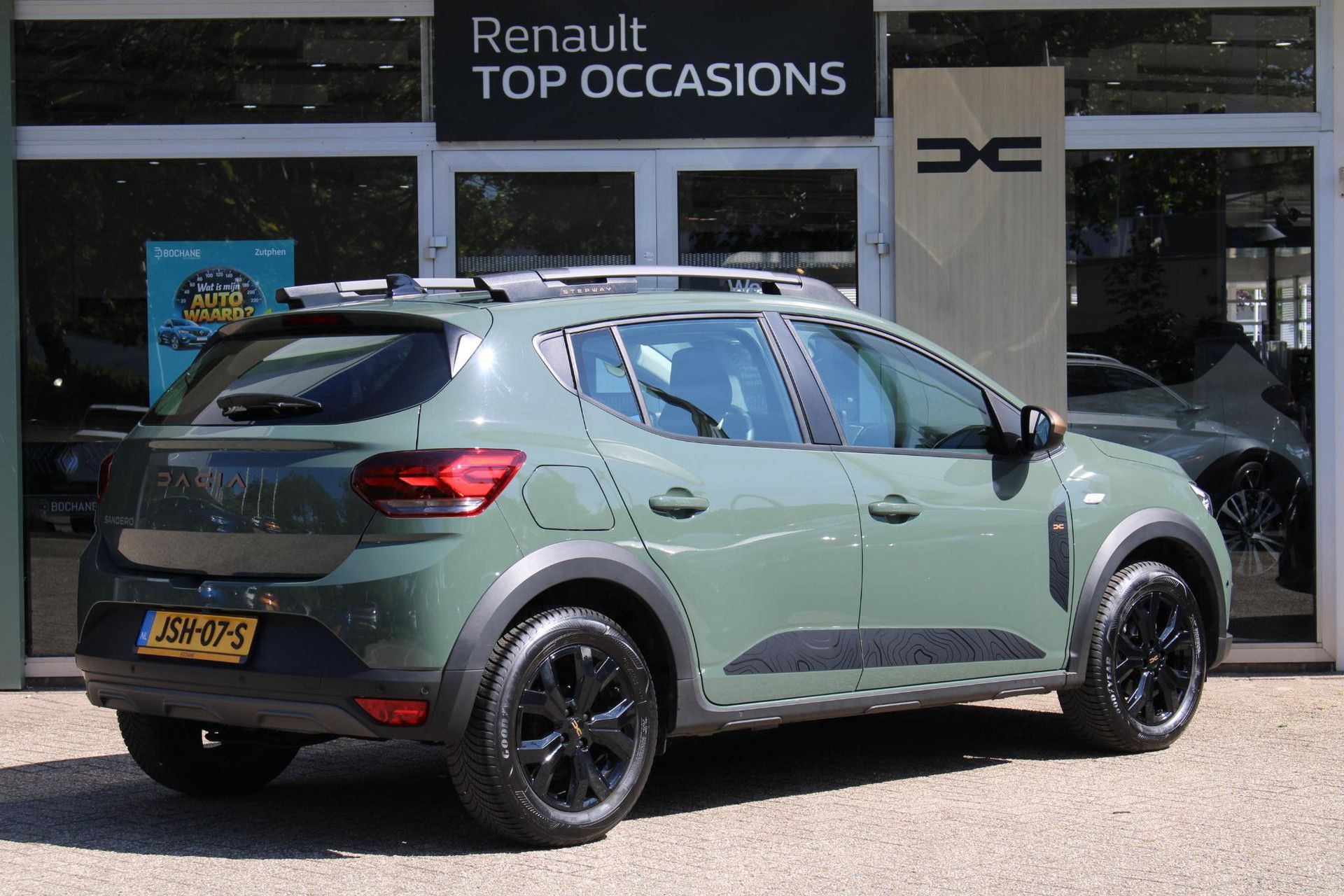 Dacia SanderoStepway met kenteken JSH-07-S – achteraanzicht