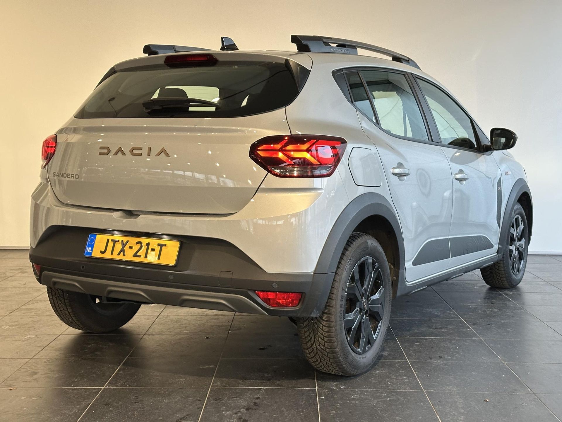 Dacia SanderoStepway met kenteken JTX-21-T – achteraanzicht