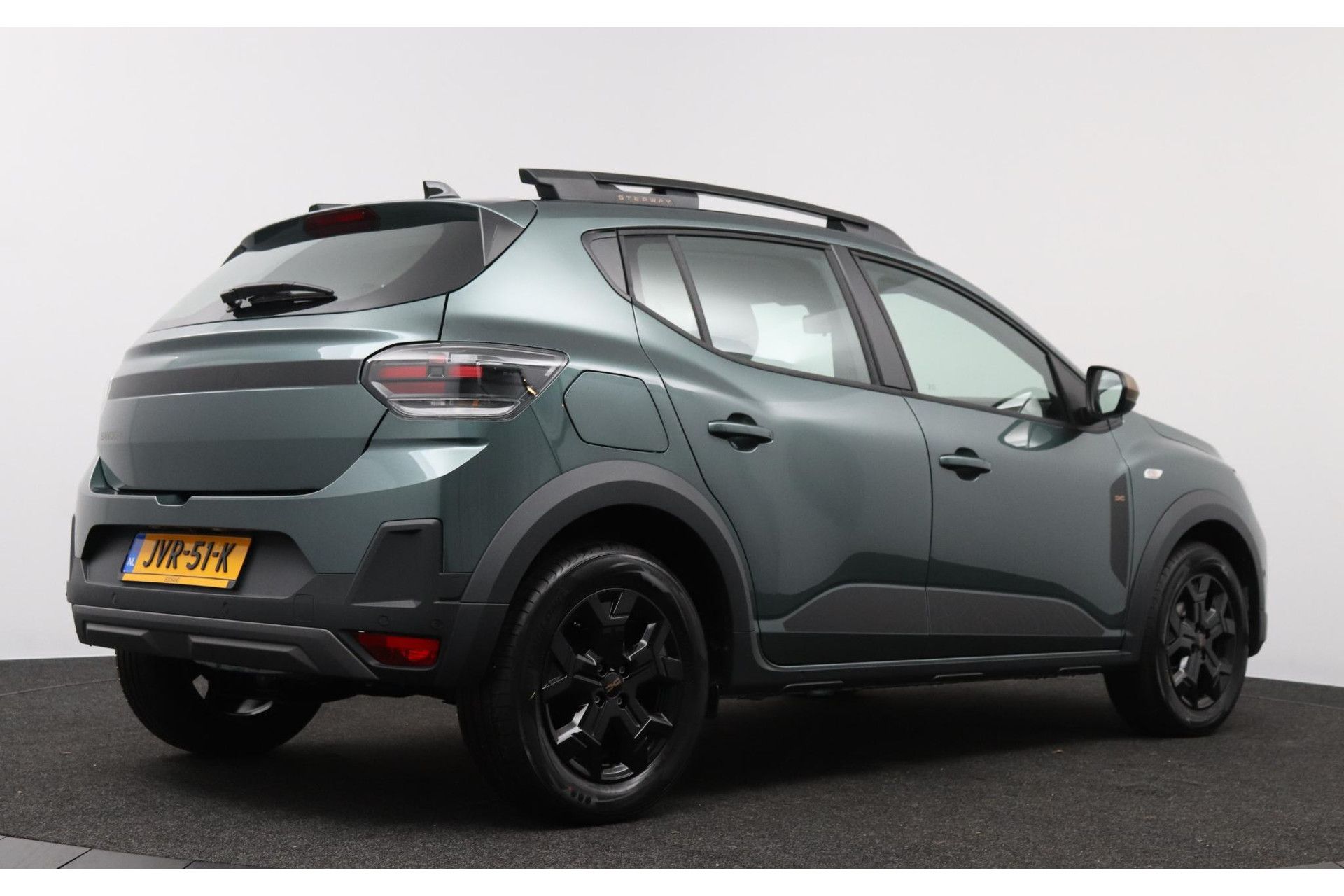 Dacia SanderoStepway met kenteken JVR-51-K – achteraanzicht