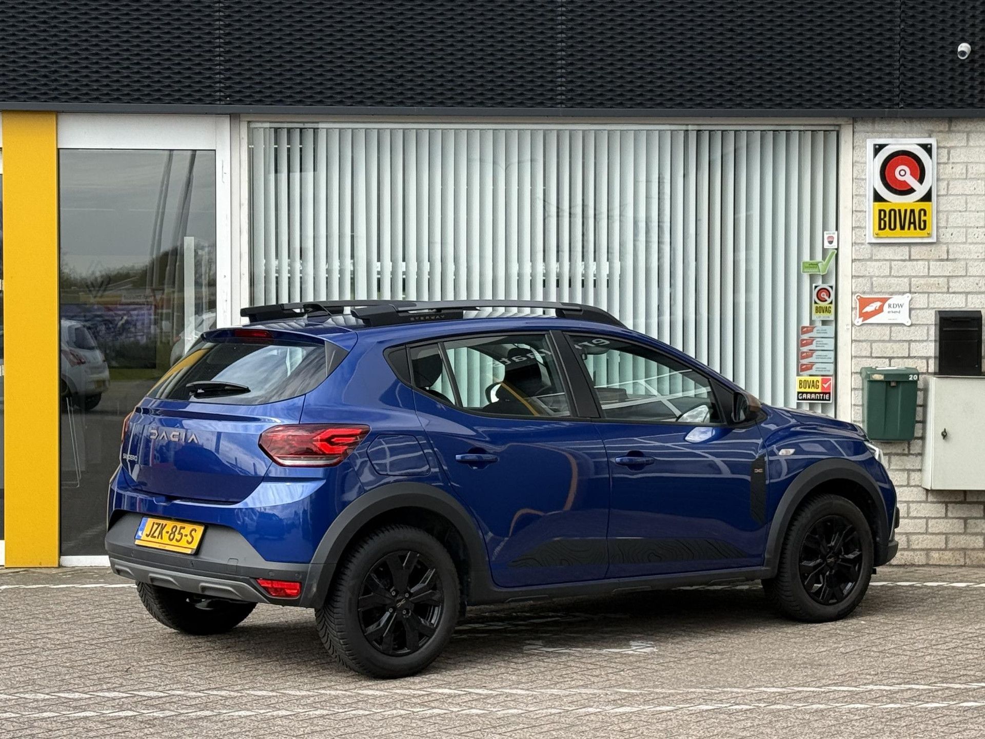Dacia SanderoStepway met kenteken JZK-85-S – achteraanzicht