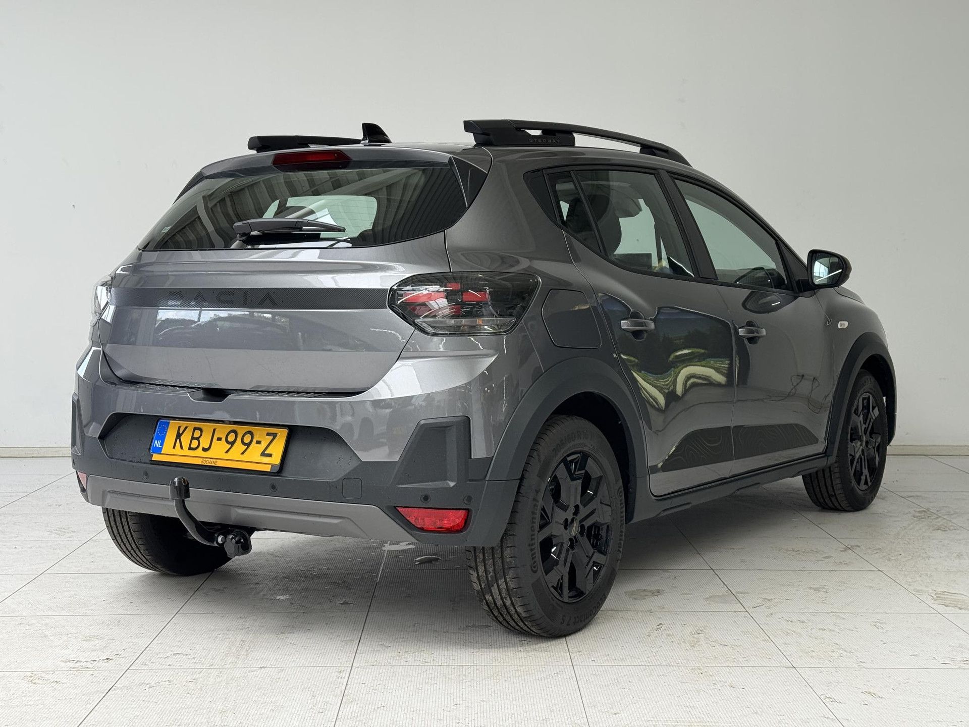Dacia SanderoStepway met kenteken KBJ-99-Z – achteraanzicht