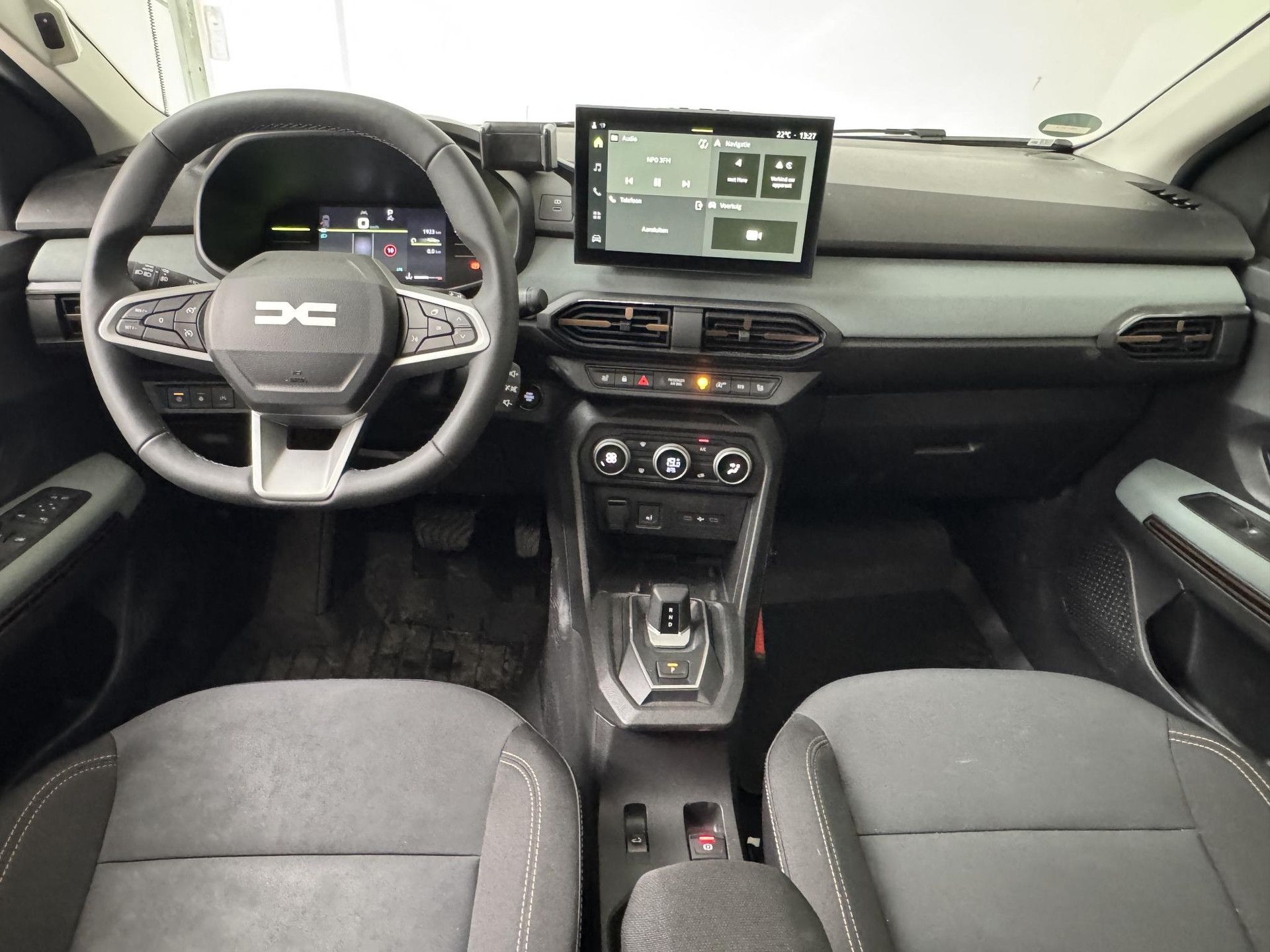 Dacia SanderoStepway met kenteken KBJ-99-Z – interieur