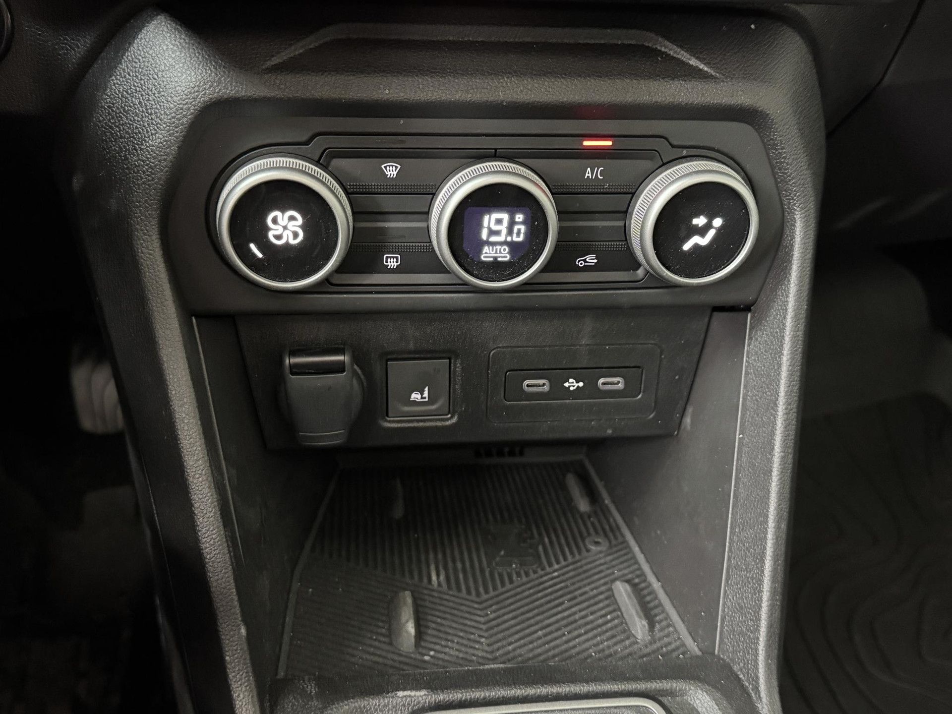 Dacia SanderoStepway met kenteken KBJ-99-Z – dashboard
