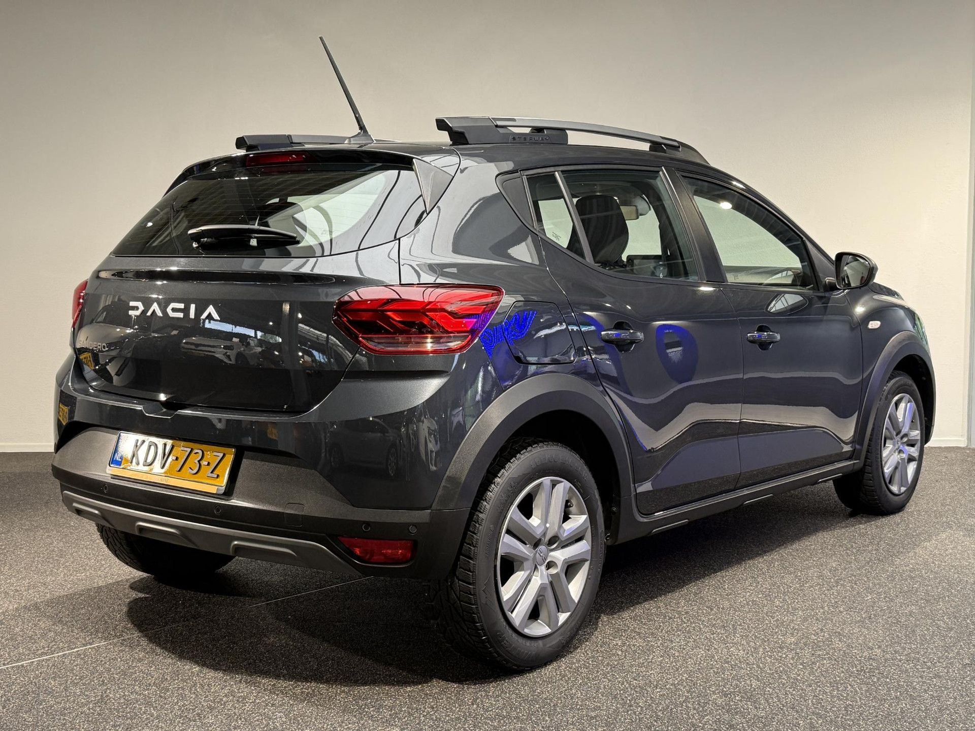 Dacia SanderoStepway met kenteken KDV-73-Z – achteraanzicht