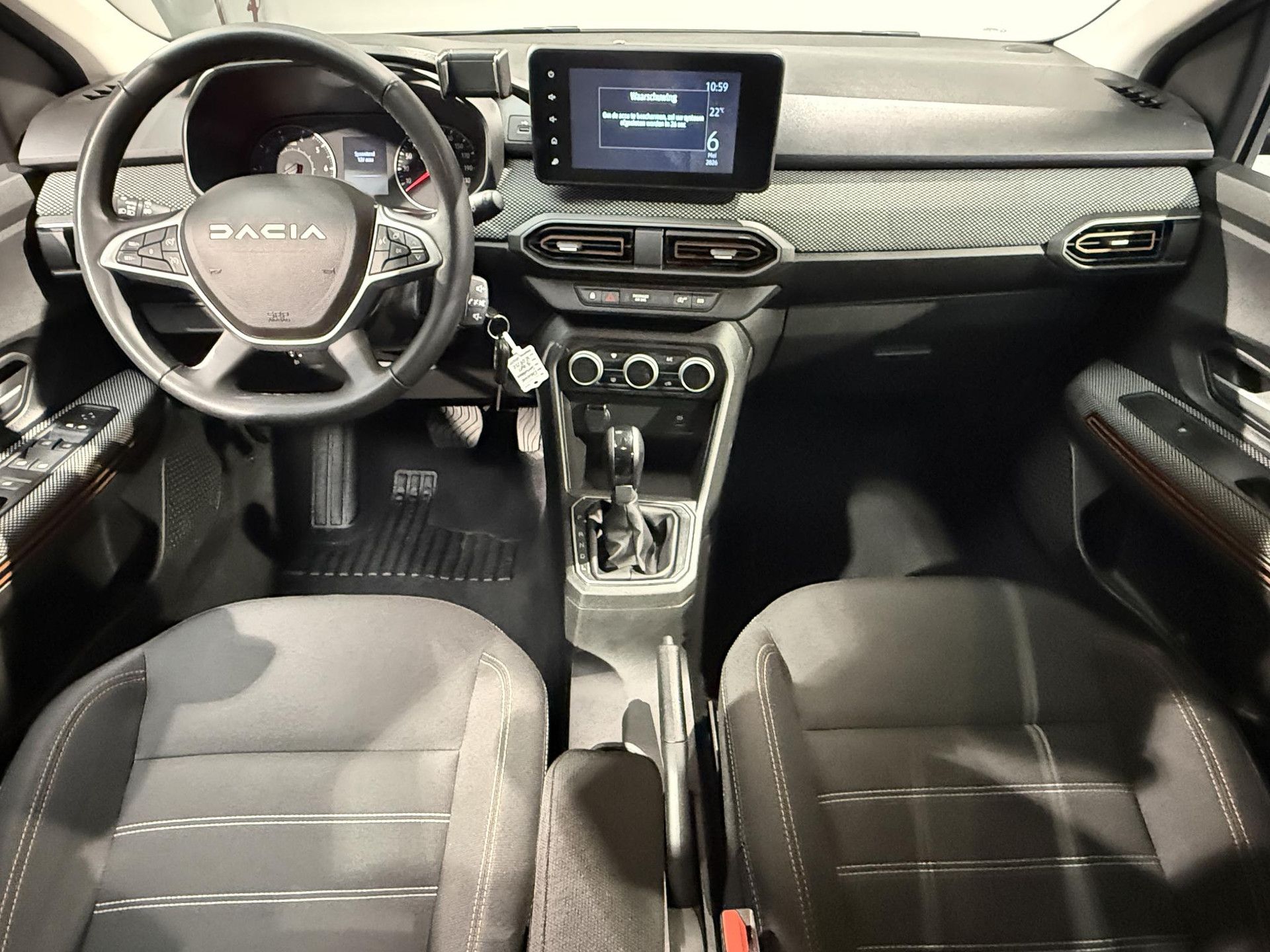 Dacia SanderoStepway met kenteken KDV-73-Z – interieur