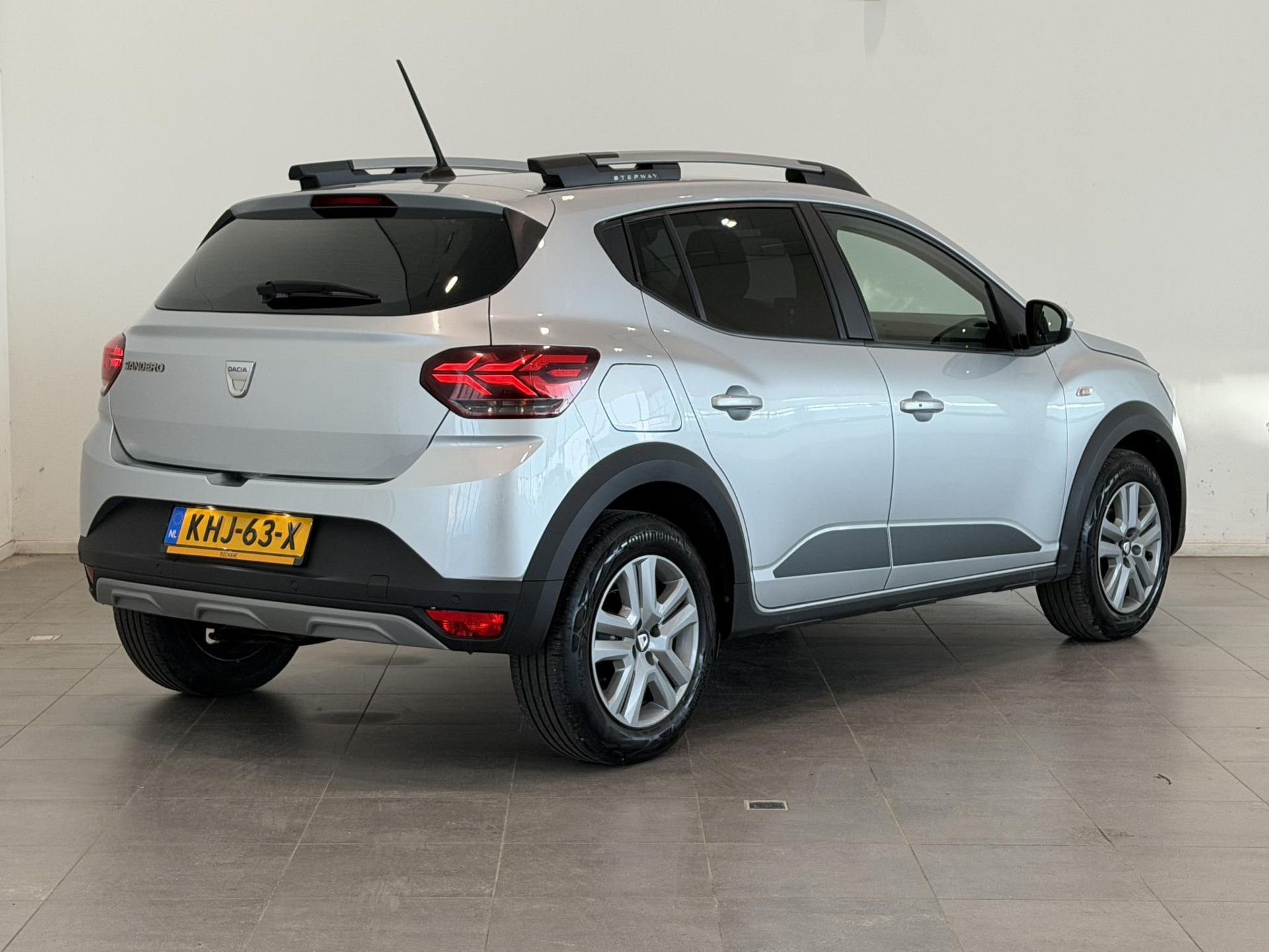 Dacia SanderoStepway met kenteken KHJ-63-X – achteraanzicht