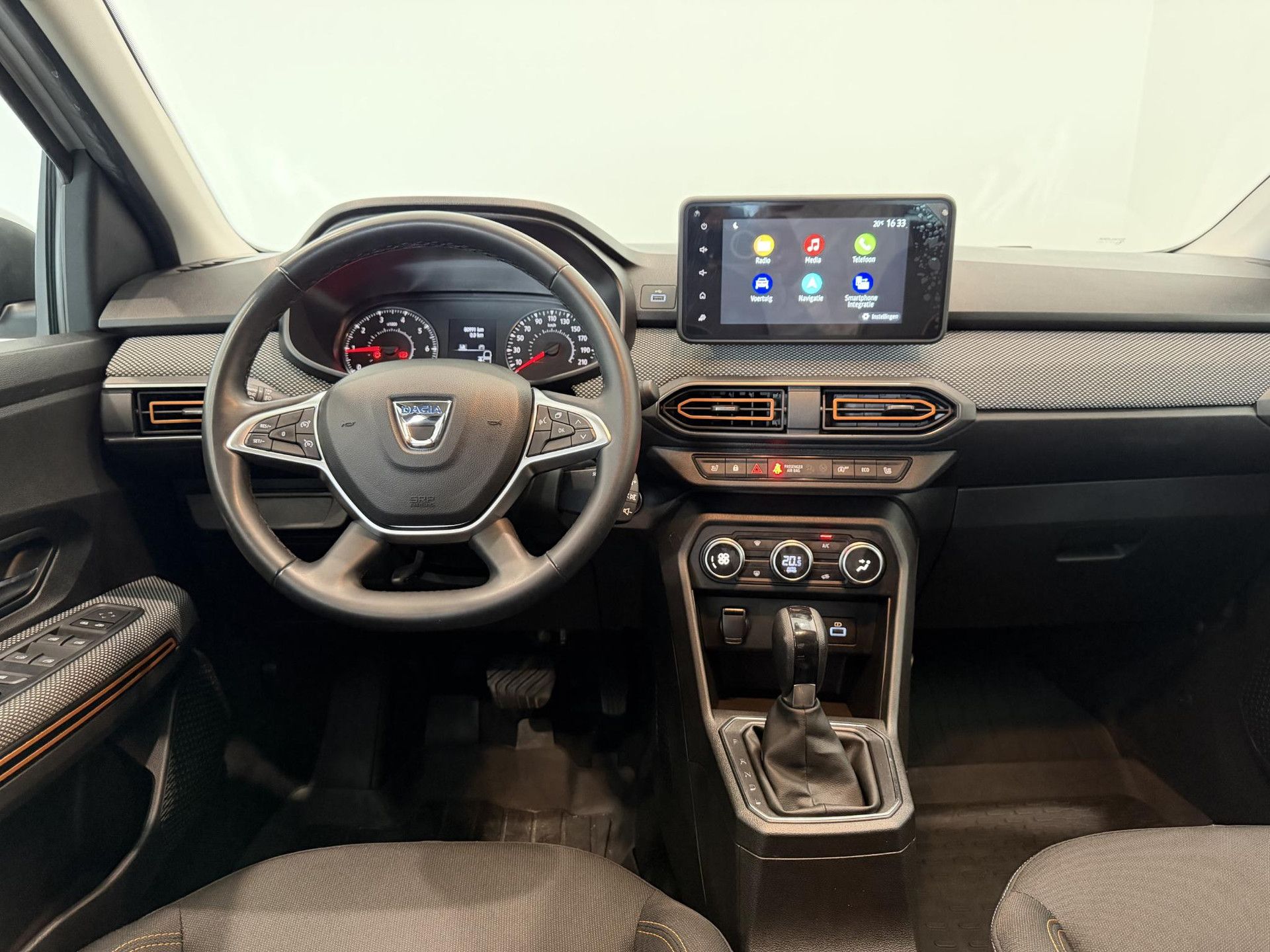 Dacia SanderoStepway met kenteken KHJ-63-X – interieur