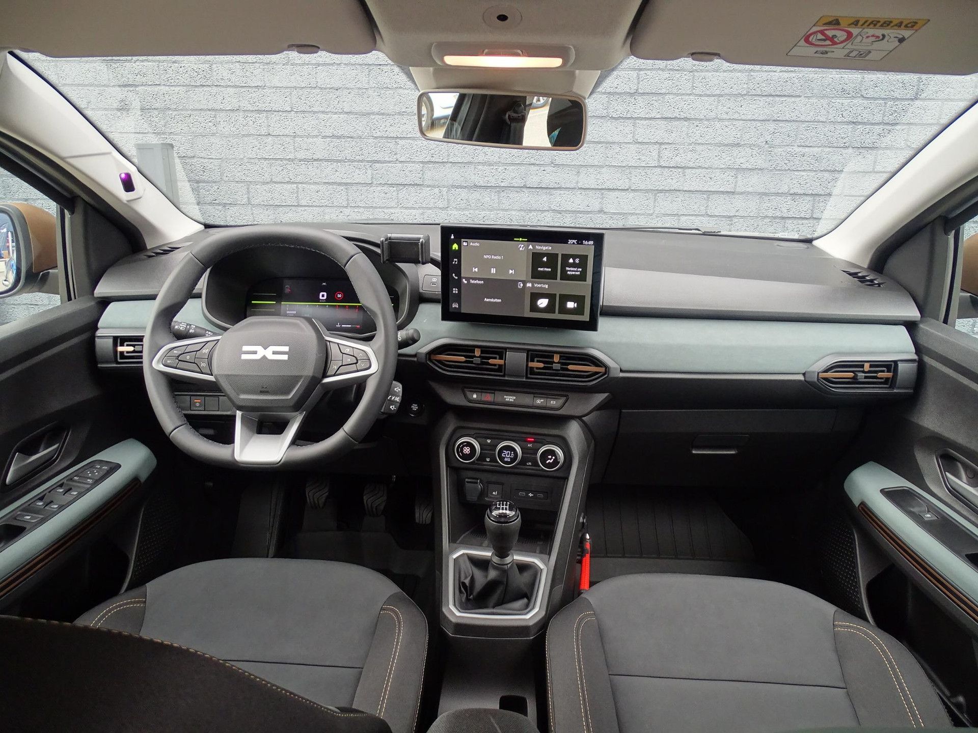 Dacia SanderoStepway met kenteken KKV-63-B – interieur