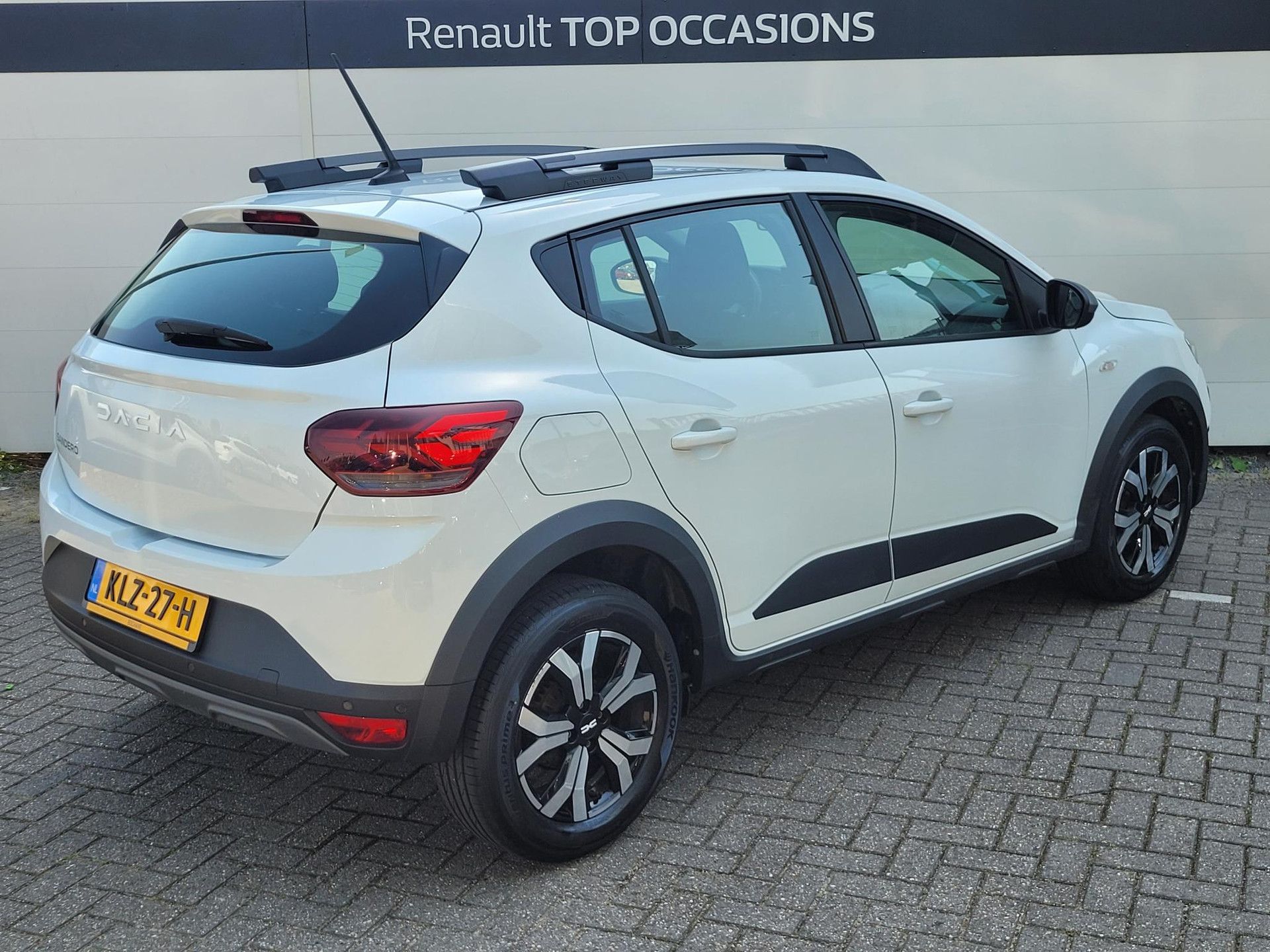 Dacia SanderoStepway met kenteken KLZ-27-H – achteraanzicht