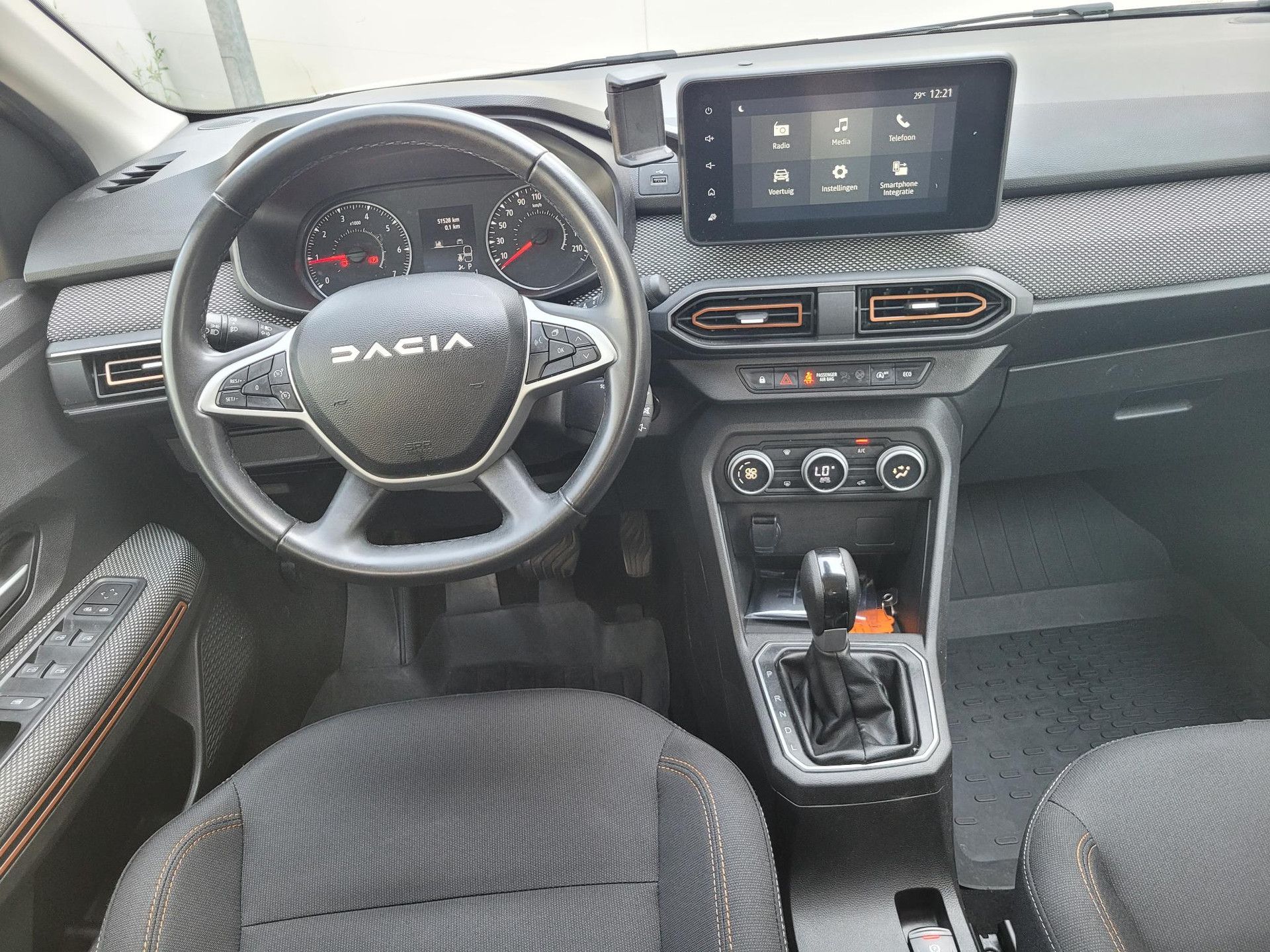 Dacia SanderoStepway met kenteken KLZ-27-H – interieur