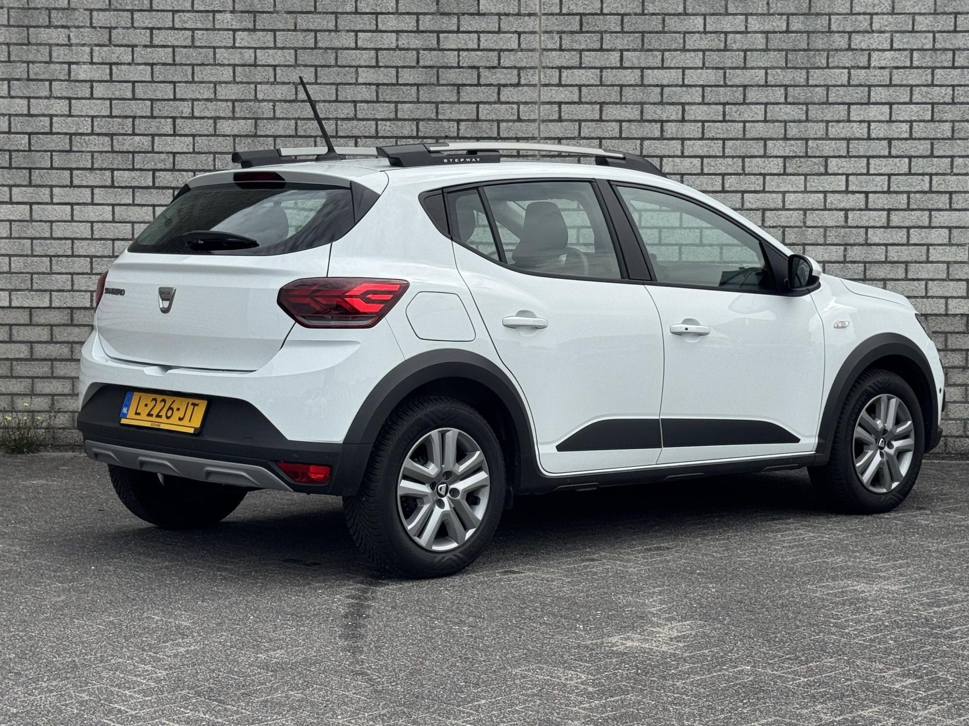Dacia SanderoStepway met kenteken L-226-JT – achteraanzicht