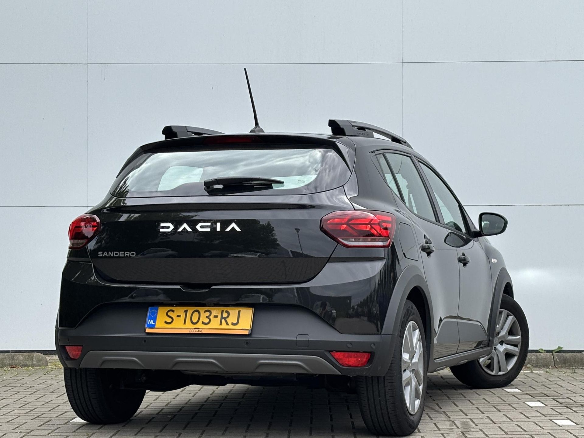 Dacia SanderoStepway met kenteken S-103-RJ – achteraanzicht
