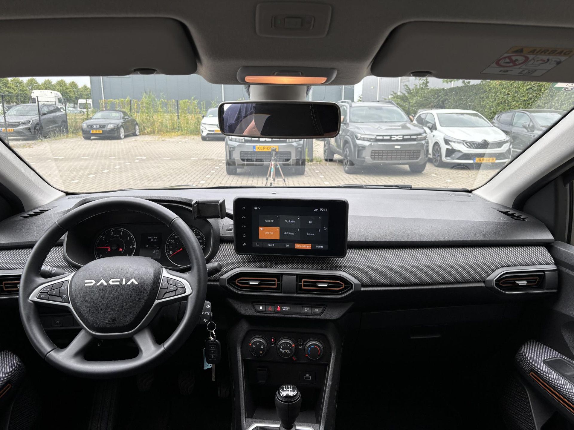 Dacia SanderoStepway met kenteken S-103-RJ – interieur