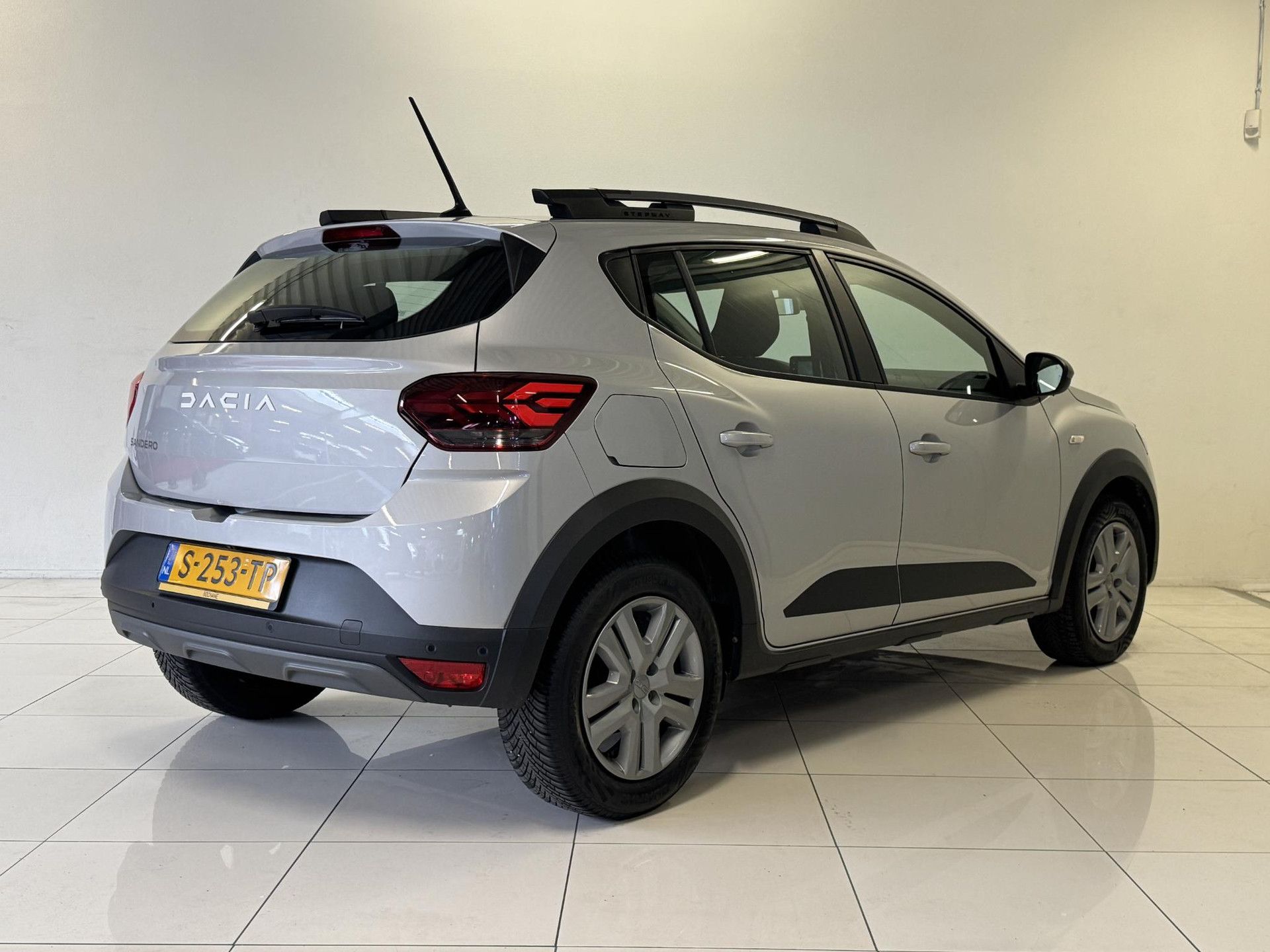 Dacia SanderoStepway met kenteken S-253-TP – achteraanzicht