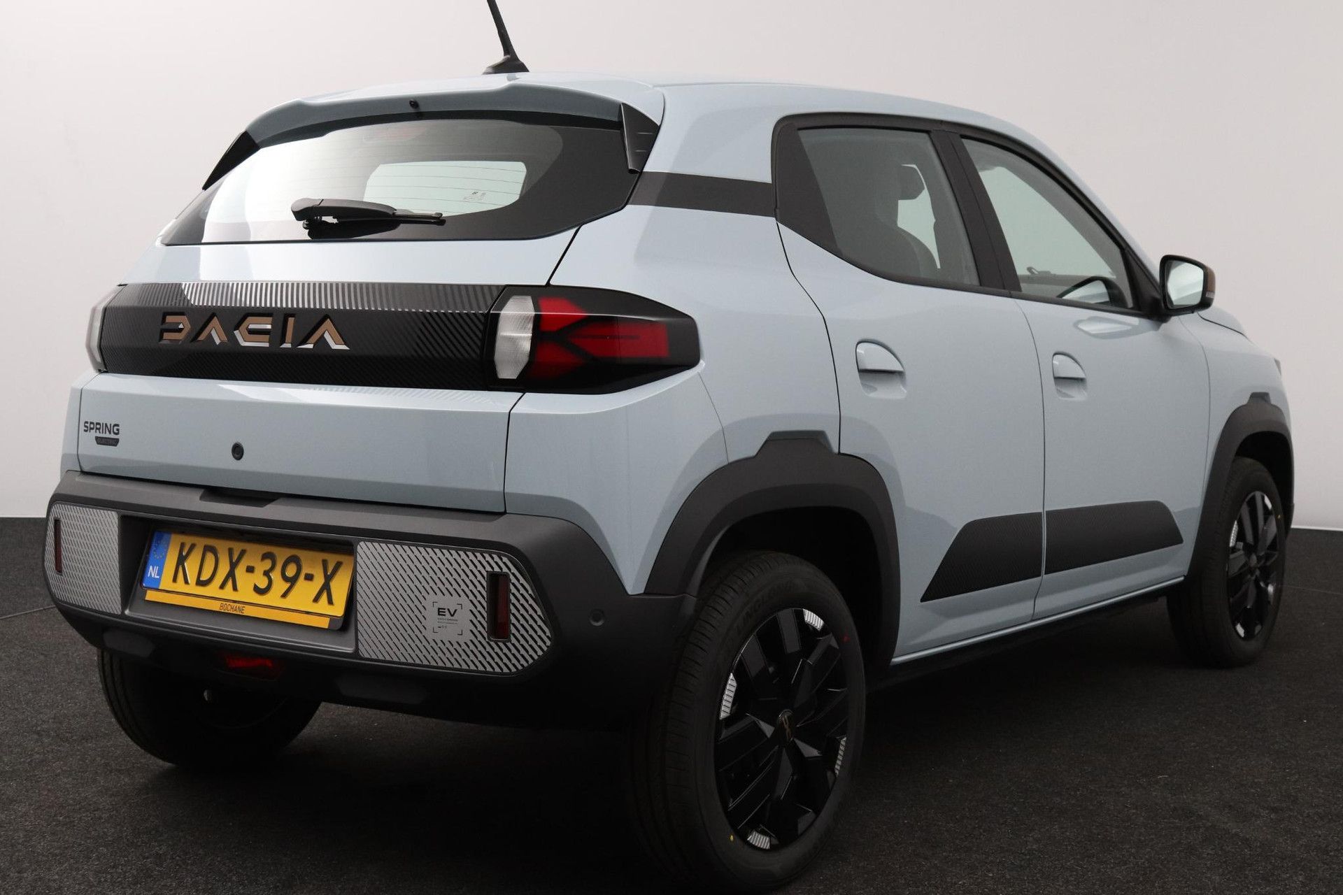 Dacia Spring met kenteken KDX-39-X – achteraanzicht