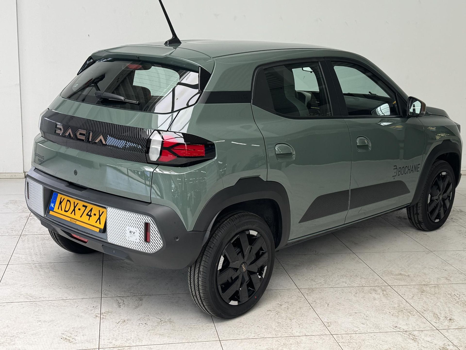 Dacia Spring met kenteken KDX-74-X – achteraanzicht