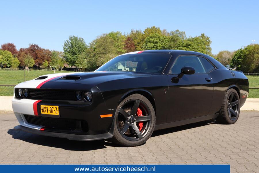 Dodge Challenger met kenteken HXV-07-Z – vooraanzicht