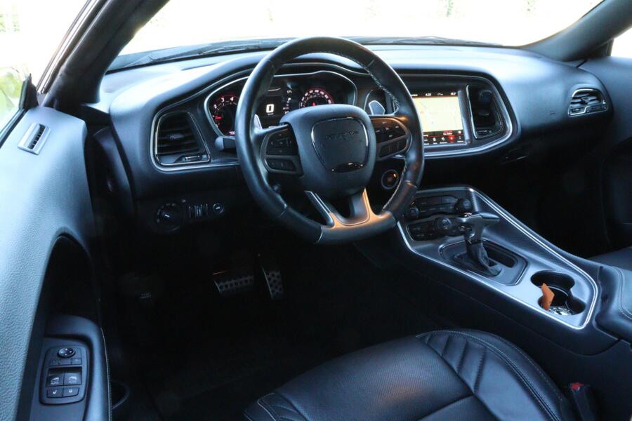 Dodge Challenger met kenteken HXV-07-Z – achteraanzicht