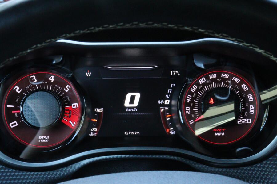 Dodge Challenger met kenteken HXV-07-Z – dashboard