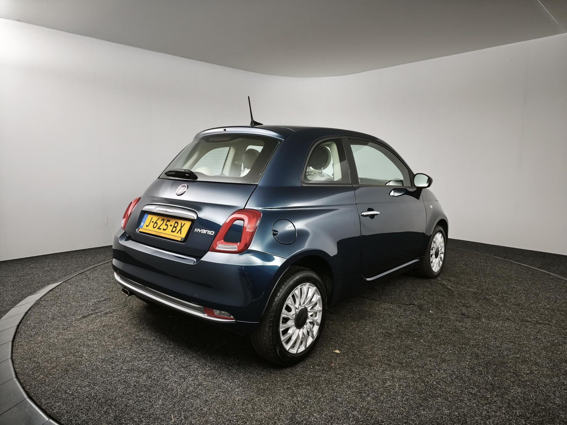 Fiat 500 met kenteken J-625-BX – achteraanzicht